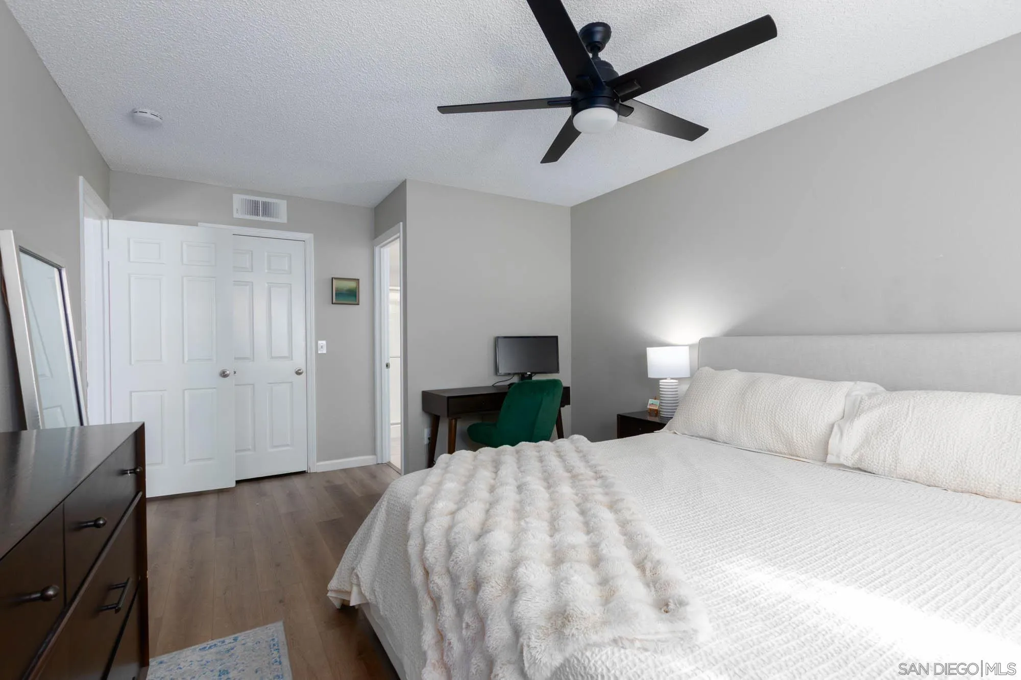 https://cdn.realtyfeed.com/cdn/127/260009943/5debe84a4d764407916612c143d752b8.webp