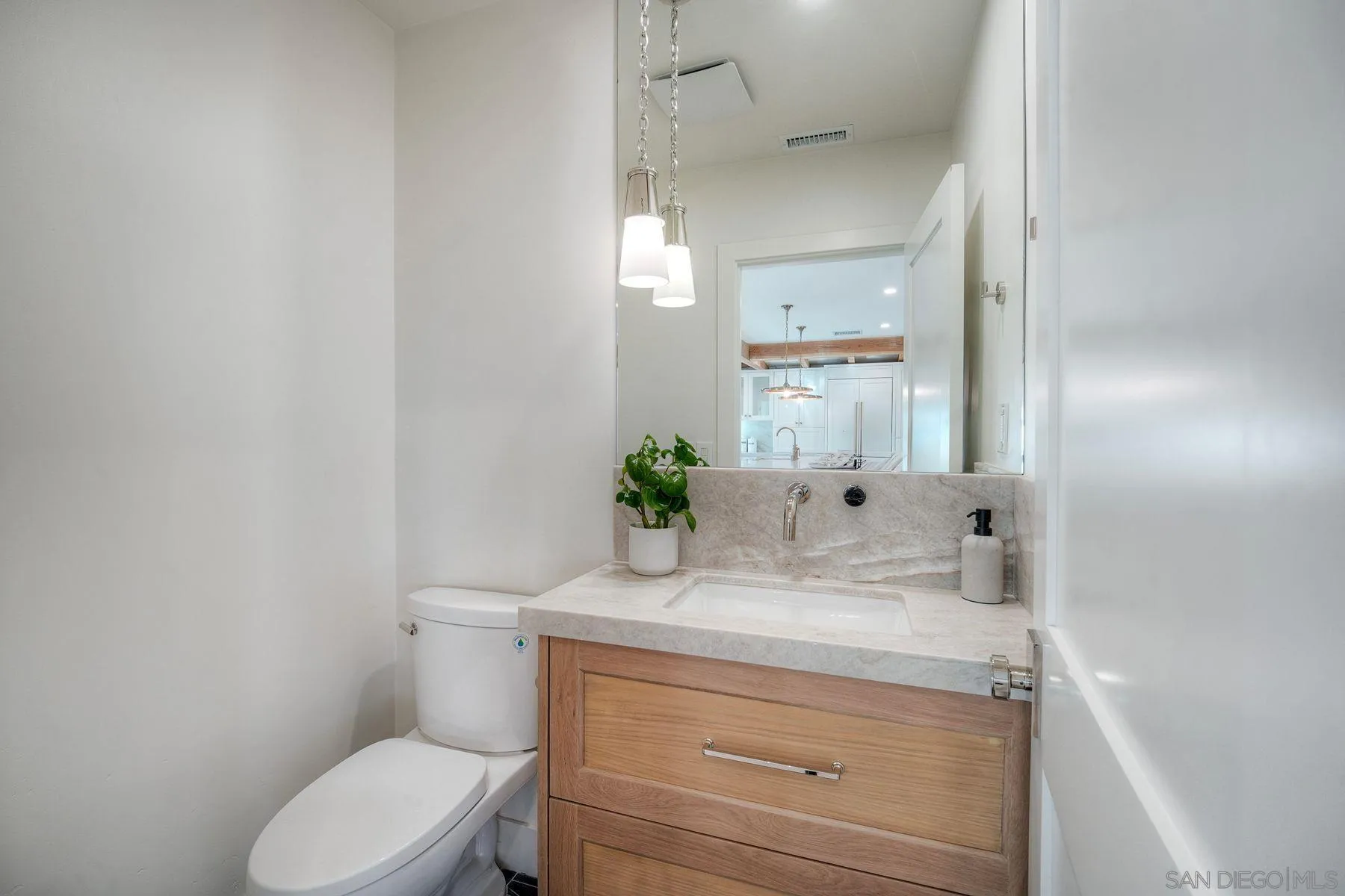 https://cdn.realtyfeed.com/cdn/127/260009974/393dae715b9920b99019d5c5543e5e73.webp