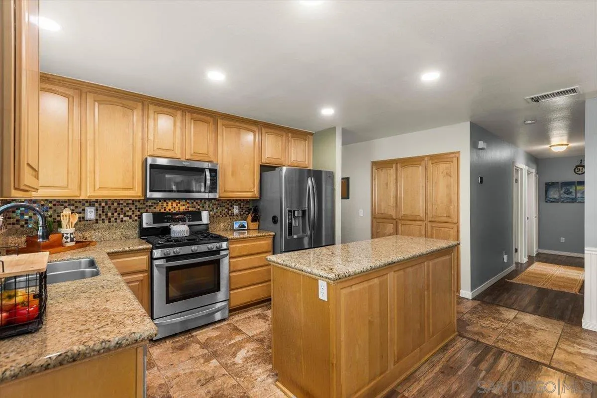 https://cdn.realtyfeed.com/cdn/127/260009983/76cb8c4703a69a01370974e0a59f89fa.webp