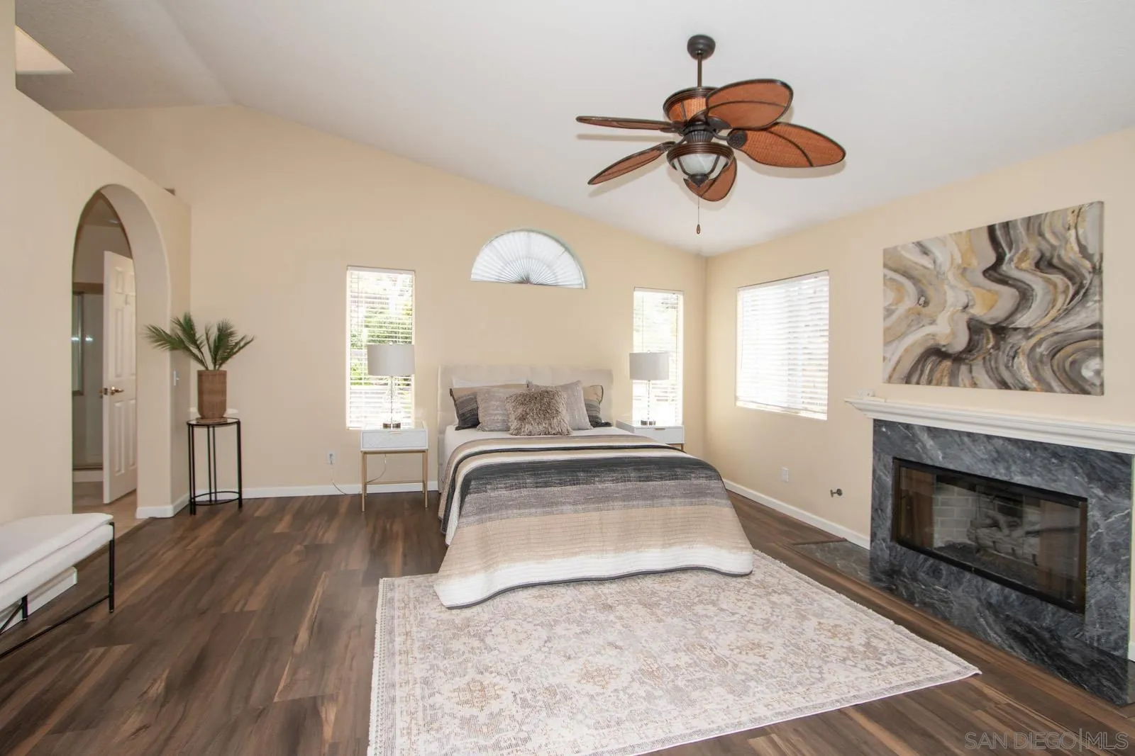 https://cdn.realtyfeed.com/cdn/127/260010023/1ee89fc25beb00230ba453786baba5d8.webp