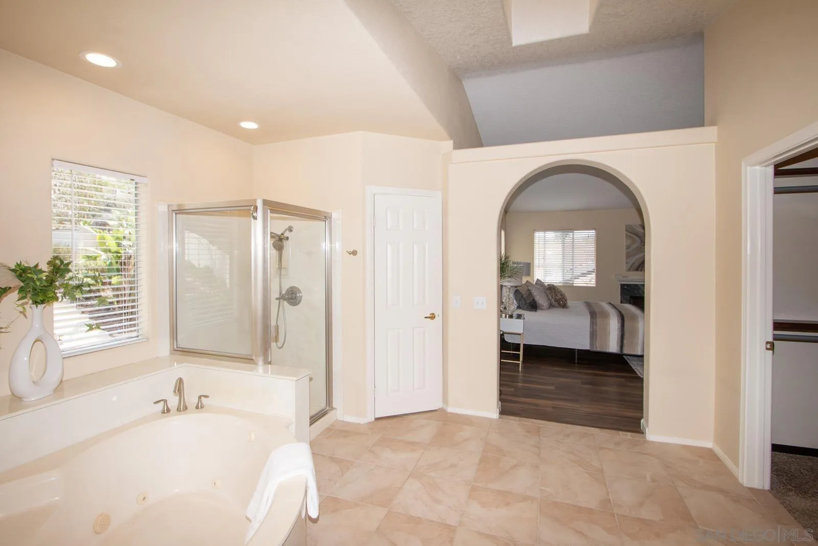 https://cdn.realtyfeed.com/cdn/127/260010023/479c05159d6f701ec65bea06bcf93c0c.webp