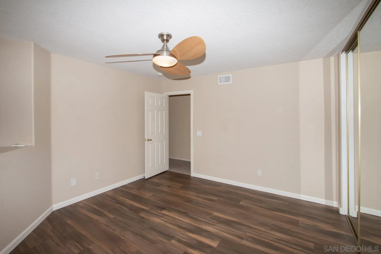 https://cdn.realtyfeed.com/cdn/127/260010023/8be43d7ed7f594bc0bd920d8d815a9b7.webp