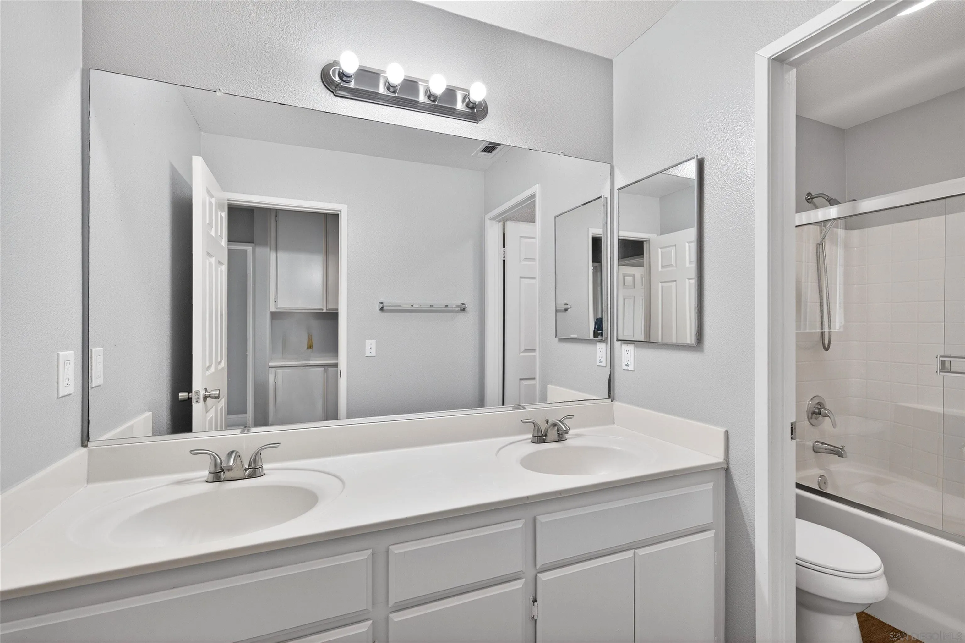 https://cdn.realtyfeed.com/cdn/127/260010030/a669241f880f058bdda78f4c44125a23.webp