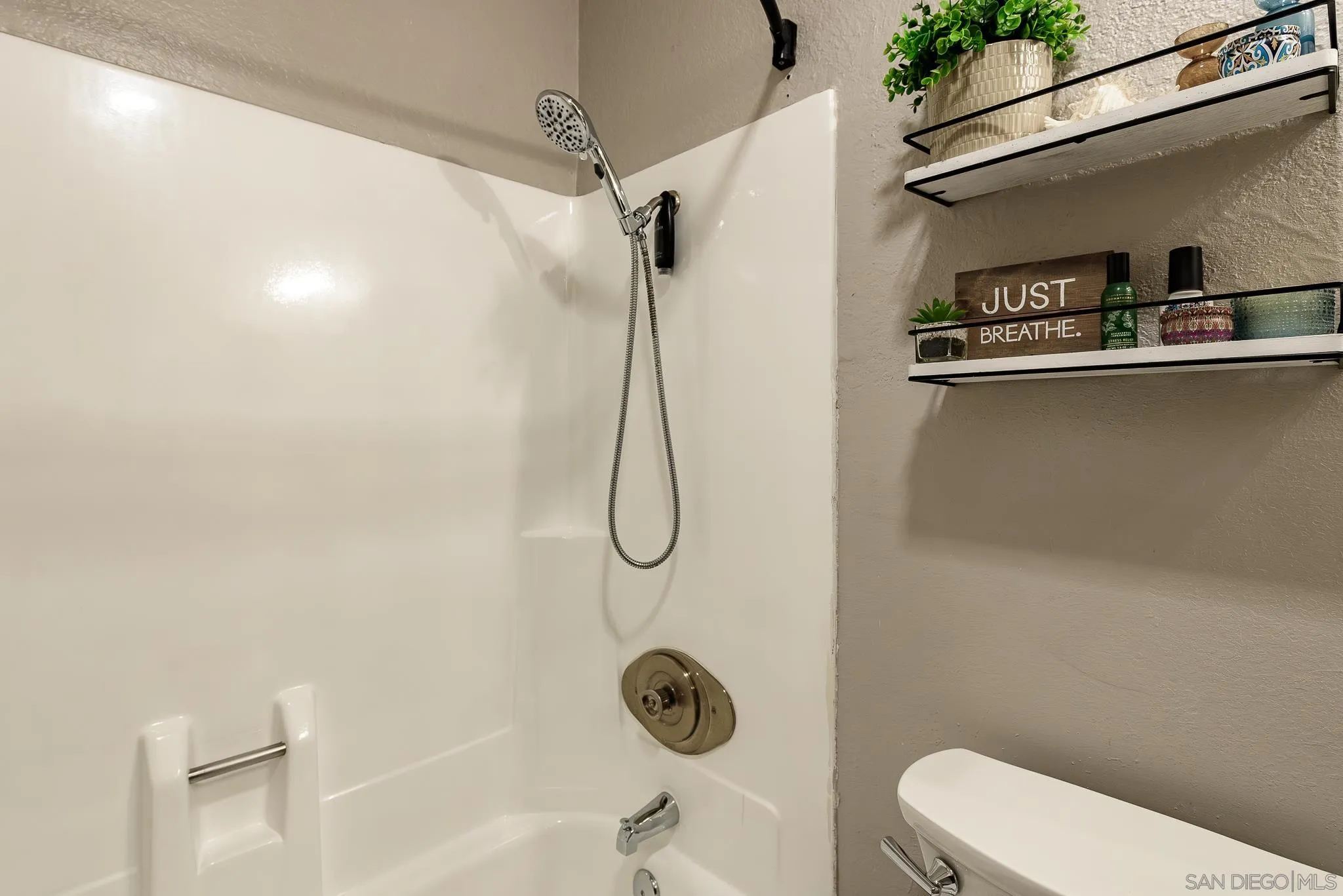 https://cdn.realtyfeed.com/cdn/127/260010043/046af674ed8bfdb2d781f0e5f3451278.webp