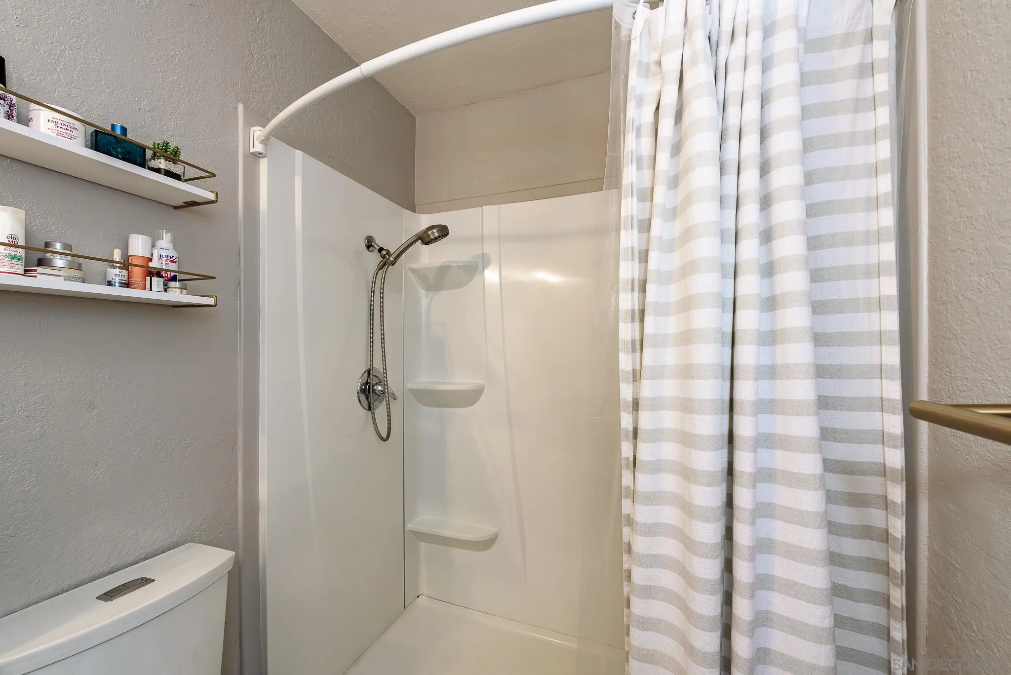 https://cdn.realtyfeed.com/cdn/127/260010043/a409ca1fb6005a59f512d403ad547f18.webp