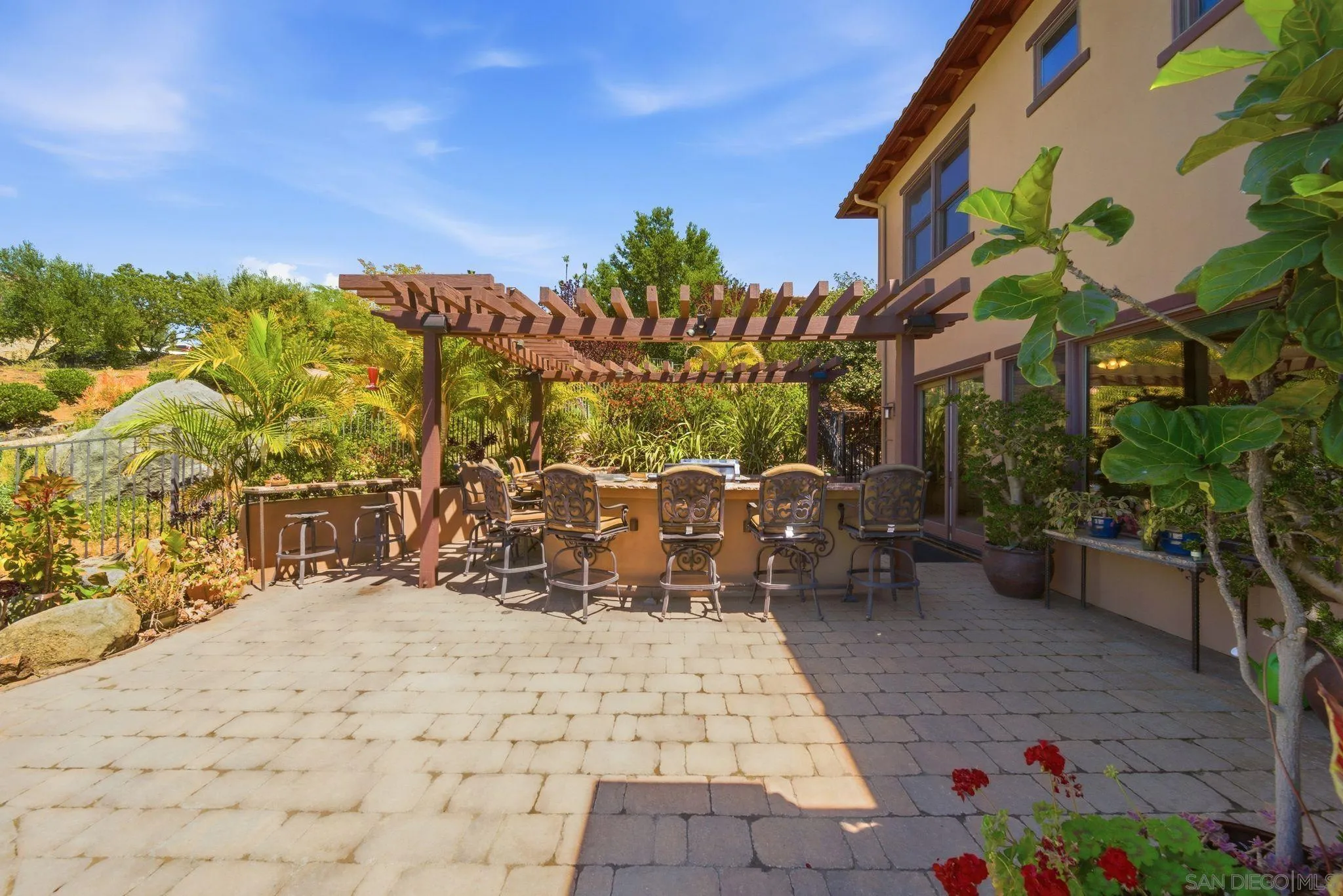 https://cdn.realtyfeed.com/cdn/127/260010065/58019325a9deaad49cc300125d9e0e71.webp