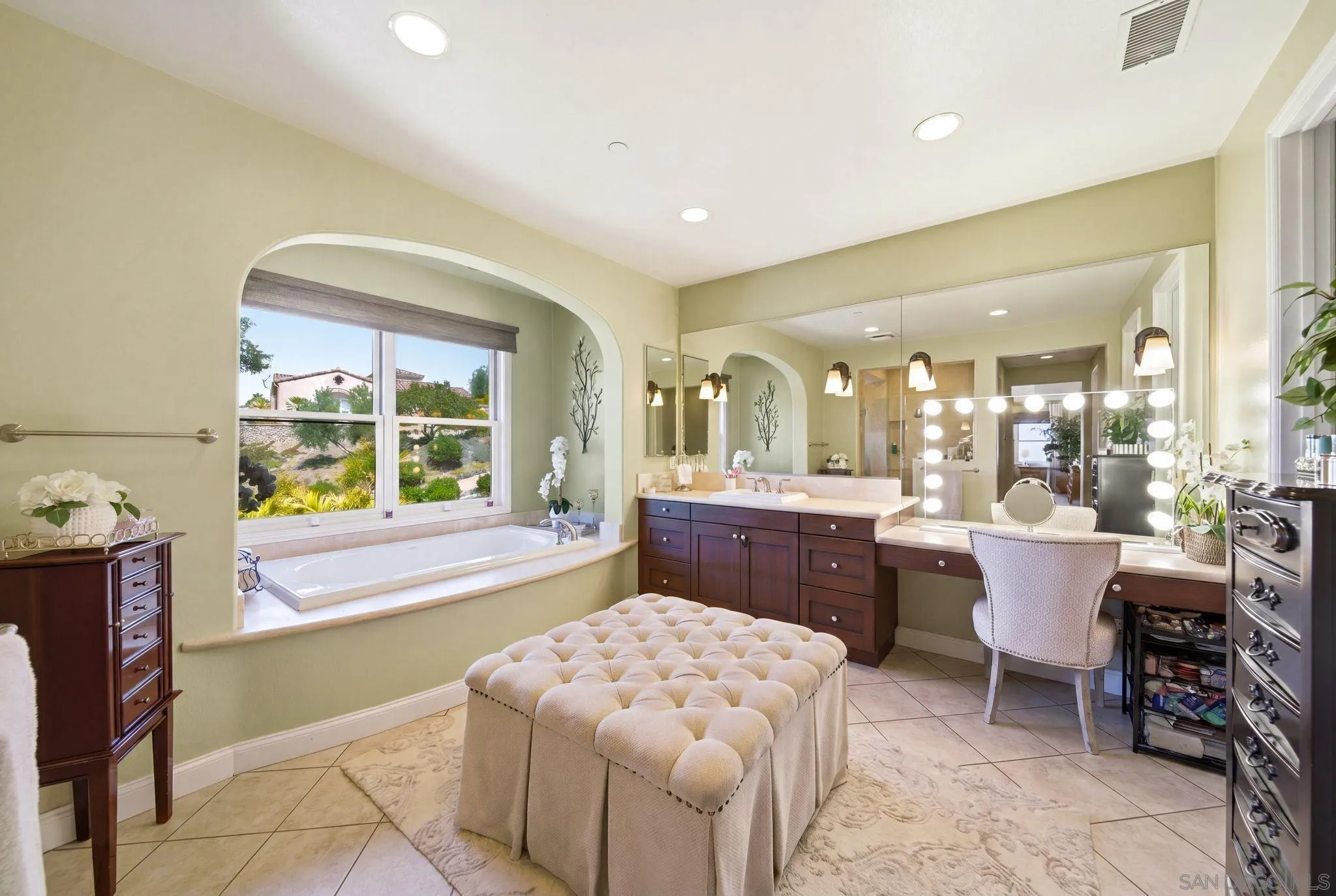 https://cdn.realtyfeed.com/cdn/127/260010065/6b8770cf786190d34b6130a3342e9857.webp