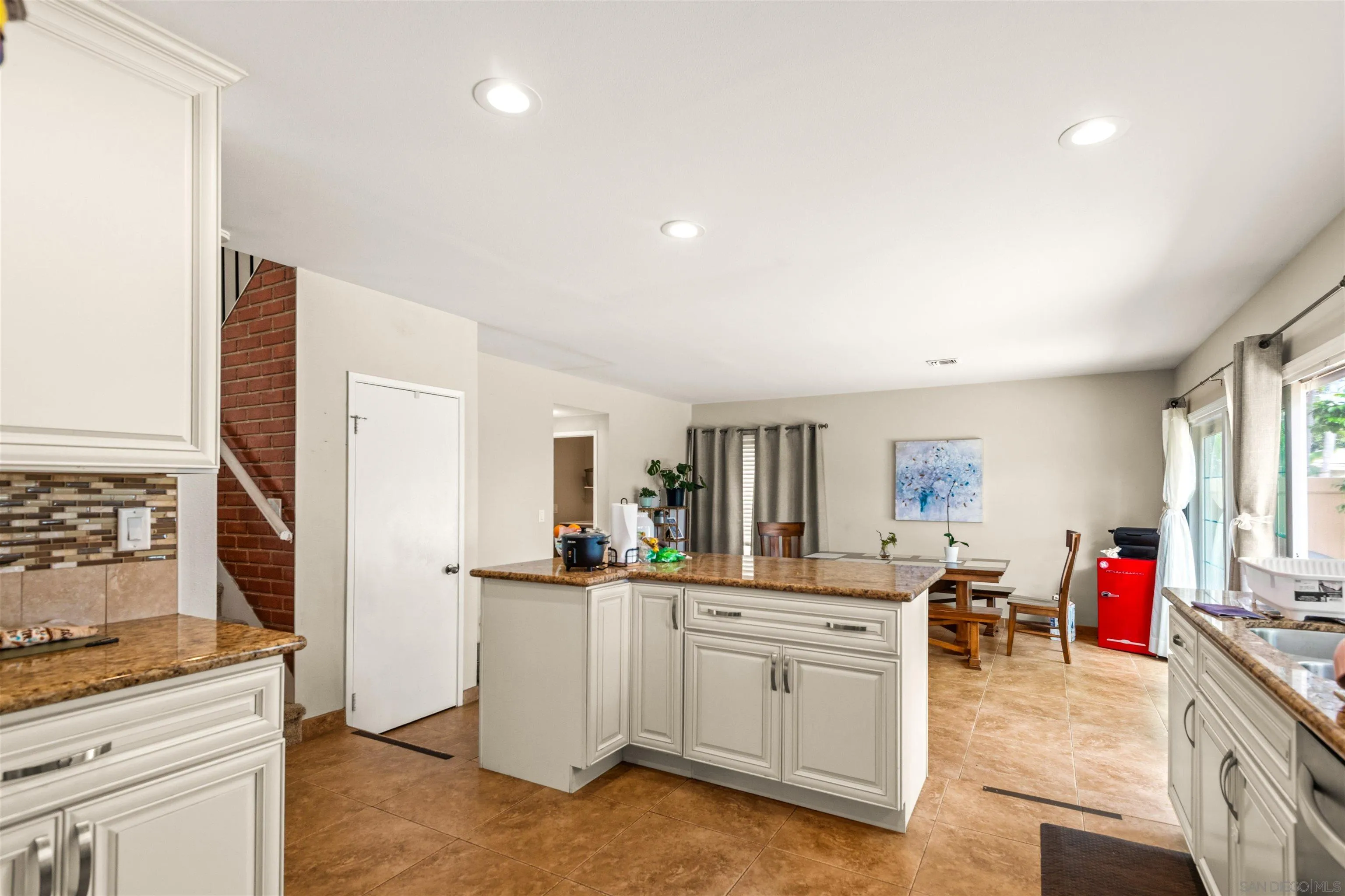 https://cdn.realtyfeed.com/cdn/127/260010084/2a1d09c78b5f97b55dcf7b966a7ab00d.webp