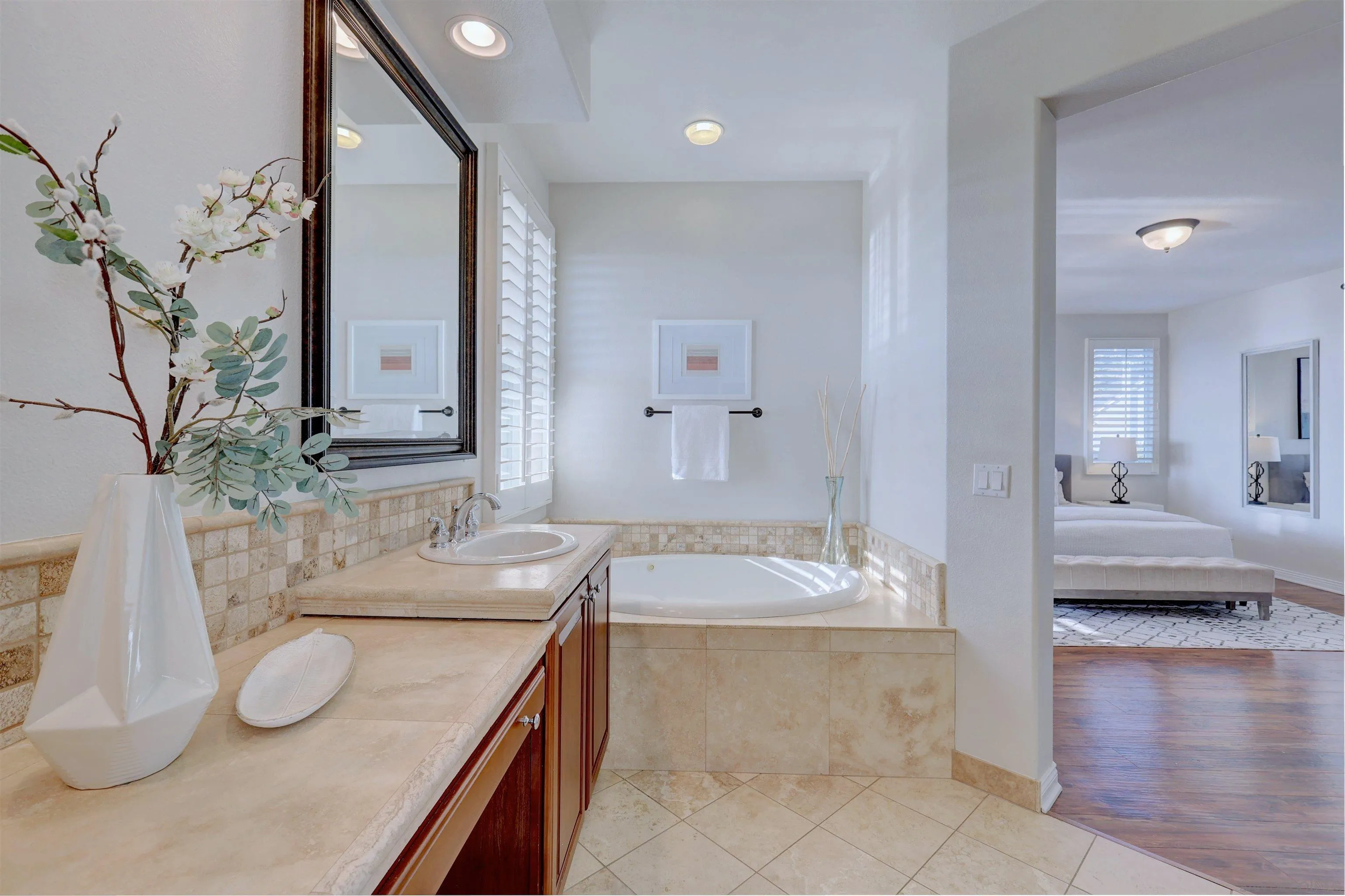 https://cdn.realtyfeed.com/cdn/127/260010086/0fa12a57beb3bab28559136fef2c17d8.webp