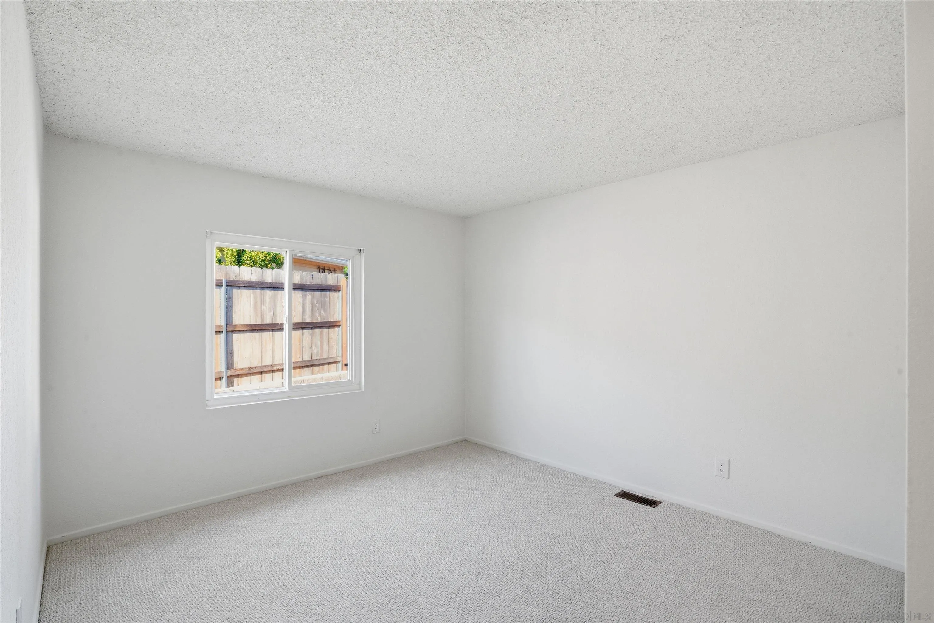 https://cdn.realtyfeed.com/cdn/127/260010093/1a423f1df63ac7616dc10b2e27447a19.webp