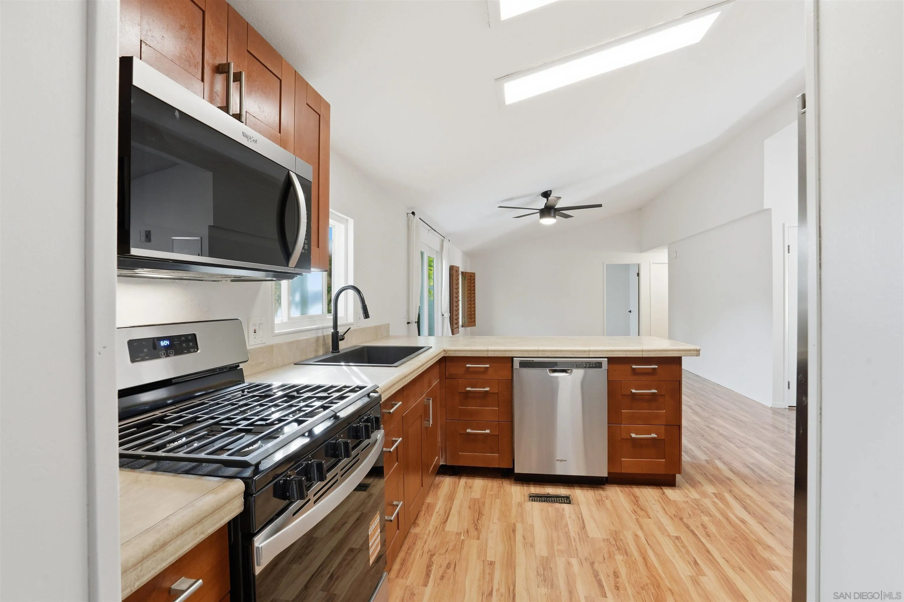 https://cdn.realtyfeed.com/cdn/127/260010093/821454e35adfd146ce015fa71a3292ba.webp