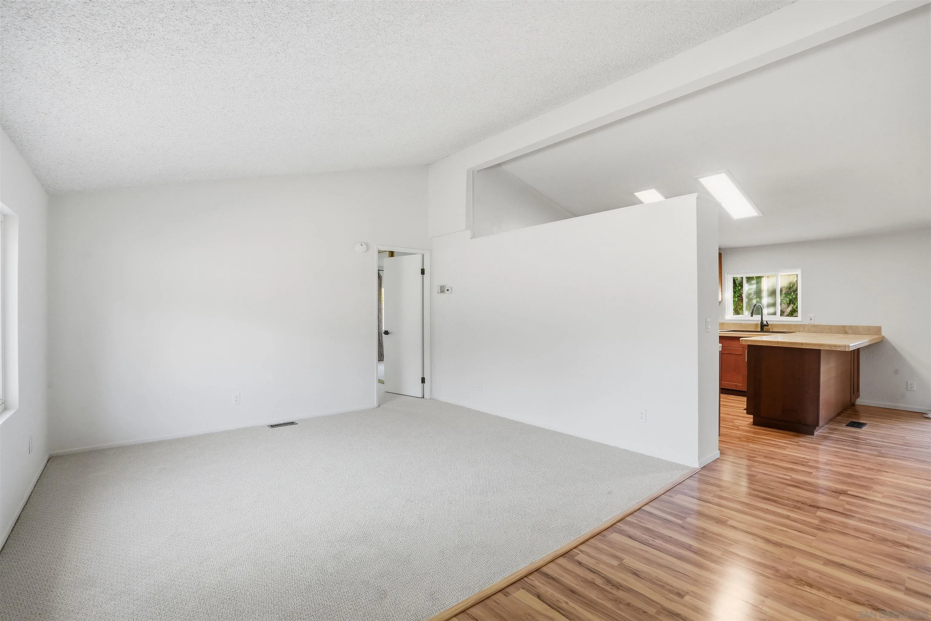 https://cdn.realtyfeed.com/cdn/127/260010093/c67d9f067dc04f8b1f47a32d467e5d8e.webp