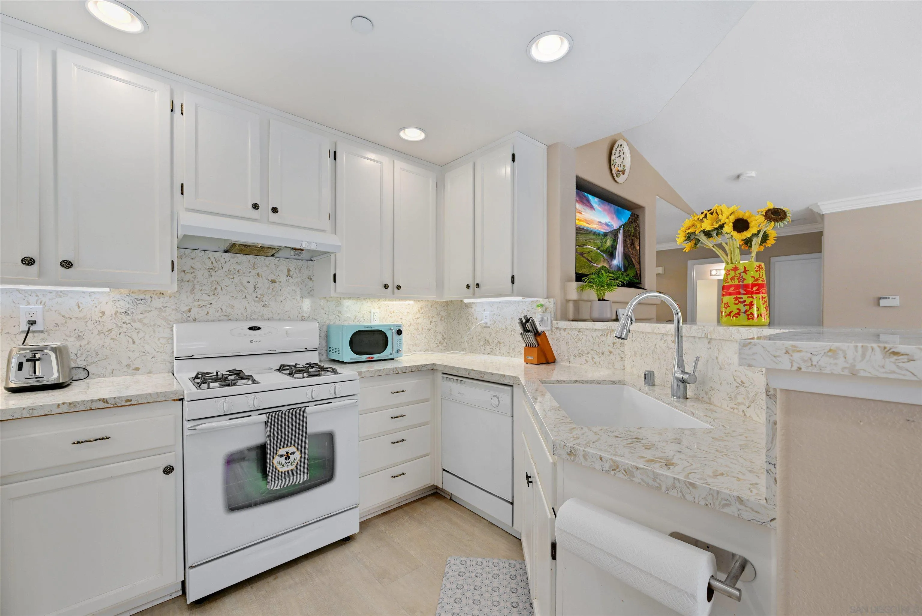Photo #3: 260010100 Listing: Photo #3