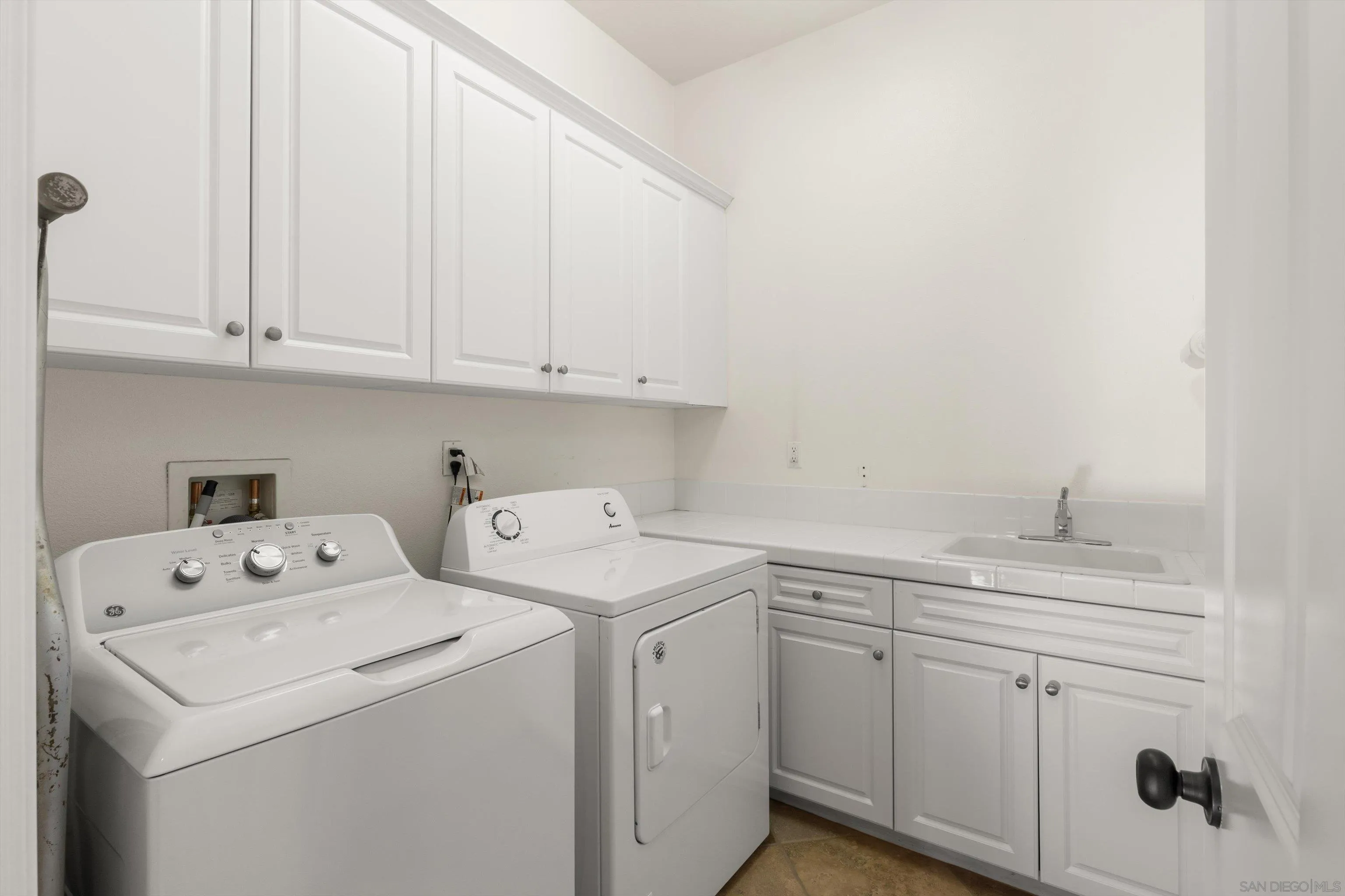 https://cdn.realtyfeed.com/cdn/127/260010113/b827cfc8d28d54c72158754dde751fcd.webp