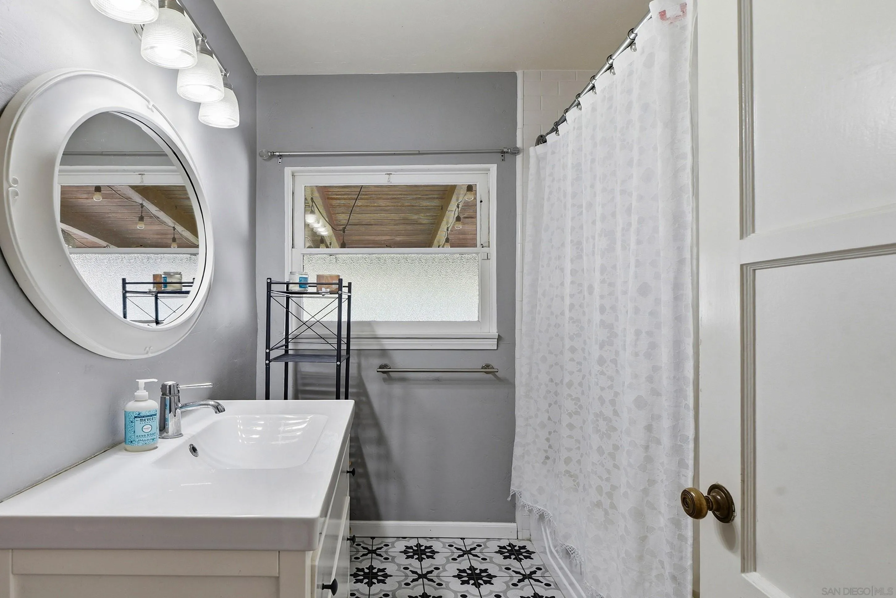 https://cdn.realtyfeed.com/cdn/127/260010119/65cf5b3e5a0d948805de5ed111e9f94a.webp