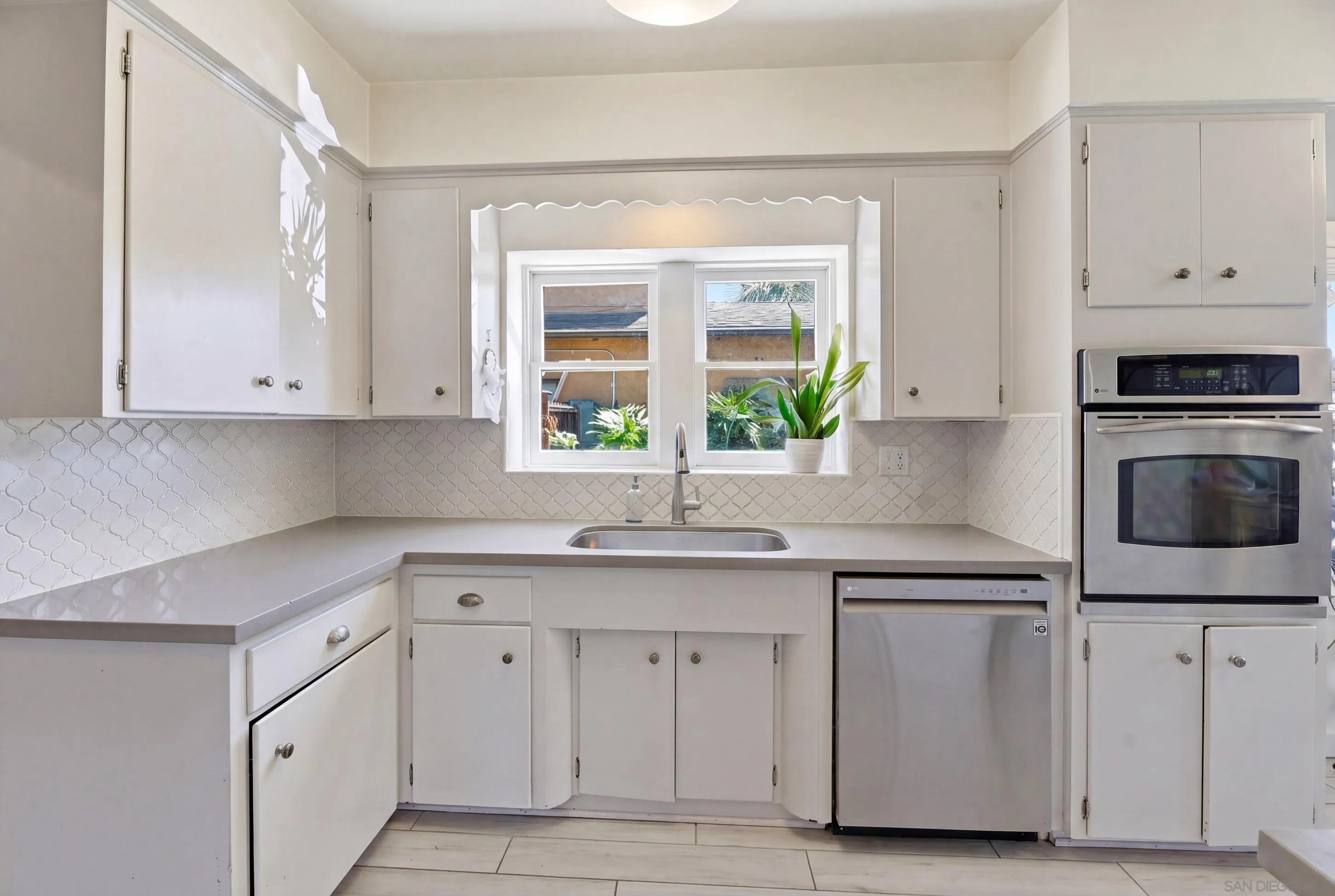 https://cdn.realtyfeed.com/cdn/127/260010119/e6d256f2ac0424e62117d70624b745e4.webp