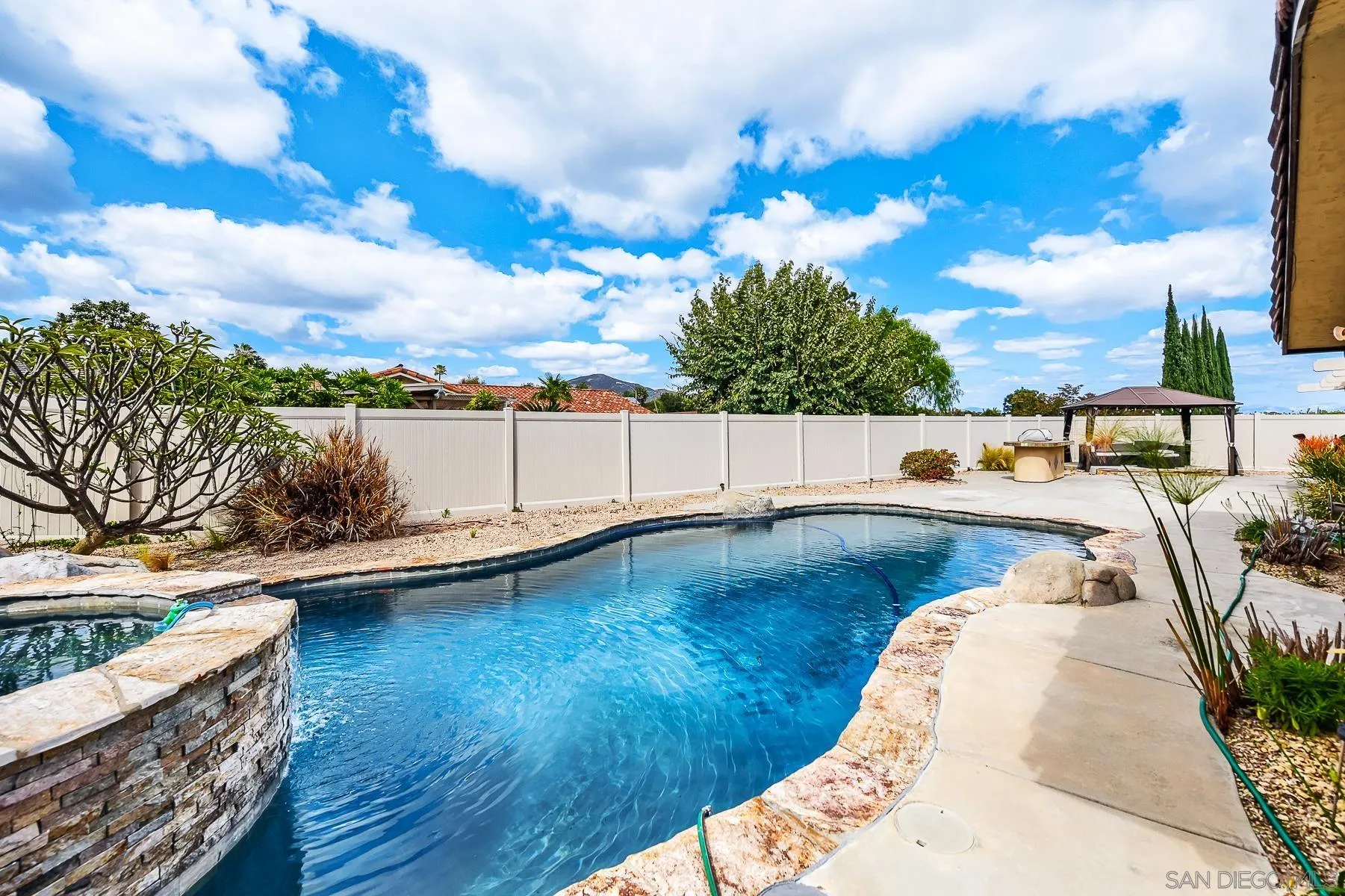 https://cdn.realtyfeed.com/cdn/127/260010120/85473524de74a4b2719b8eb850fdef6c.webp