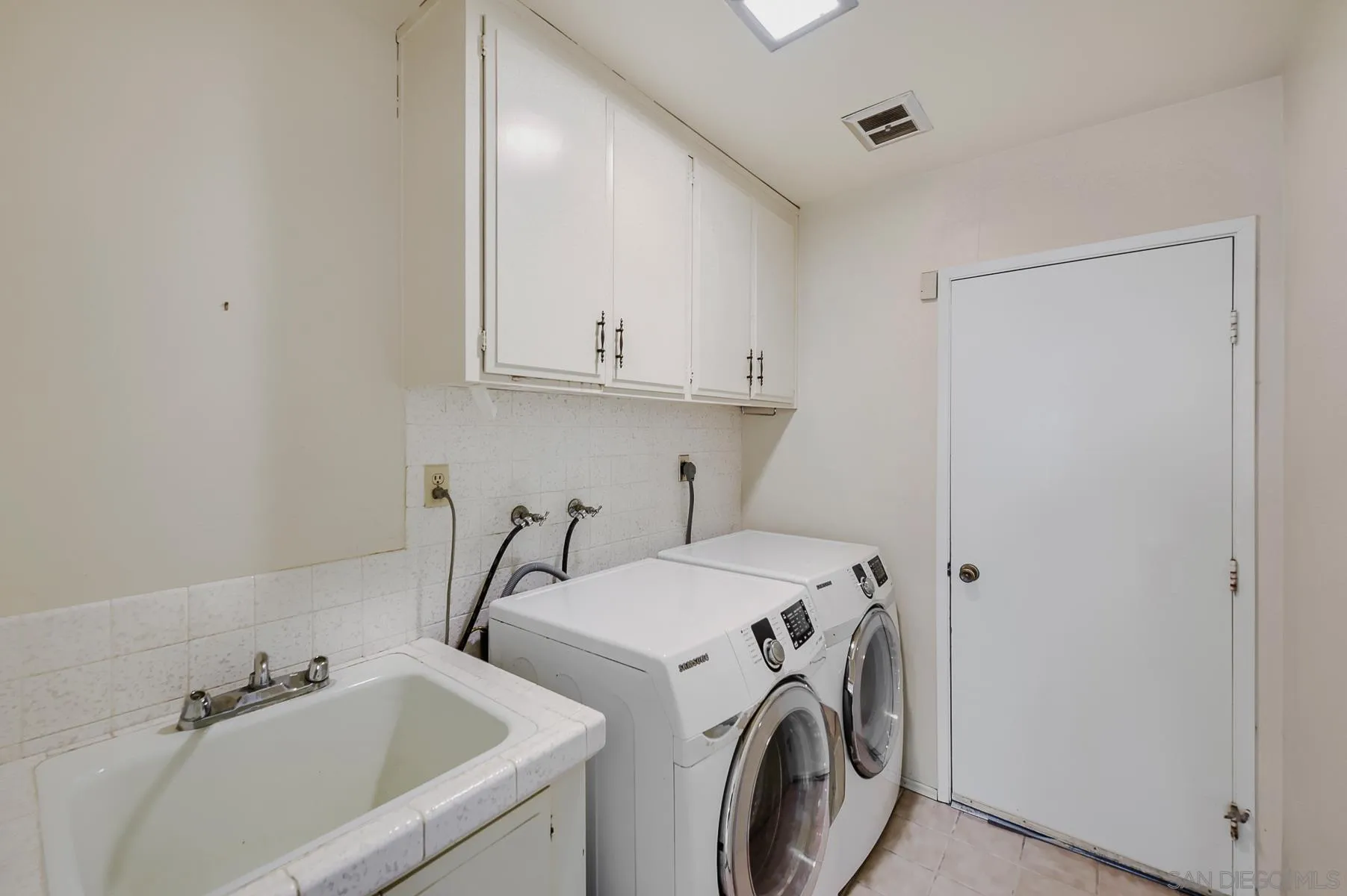 https://cdn.realtyfeed.com/cdn/127/260010120/dc19d109e3b6e7041f038f525ac6196b.webp