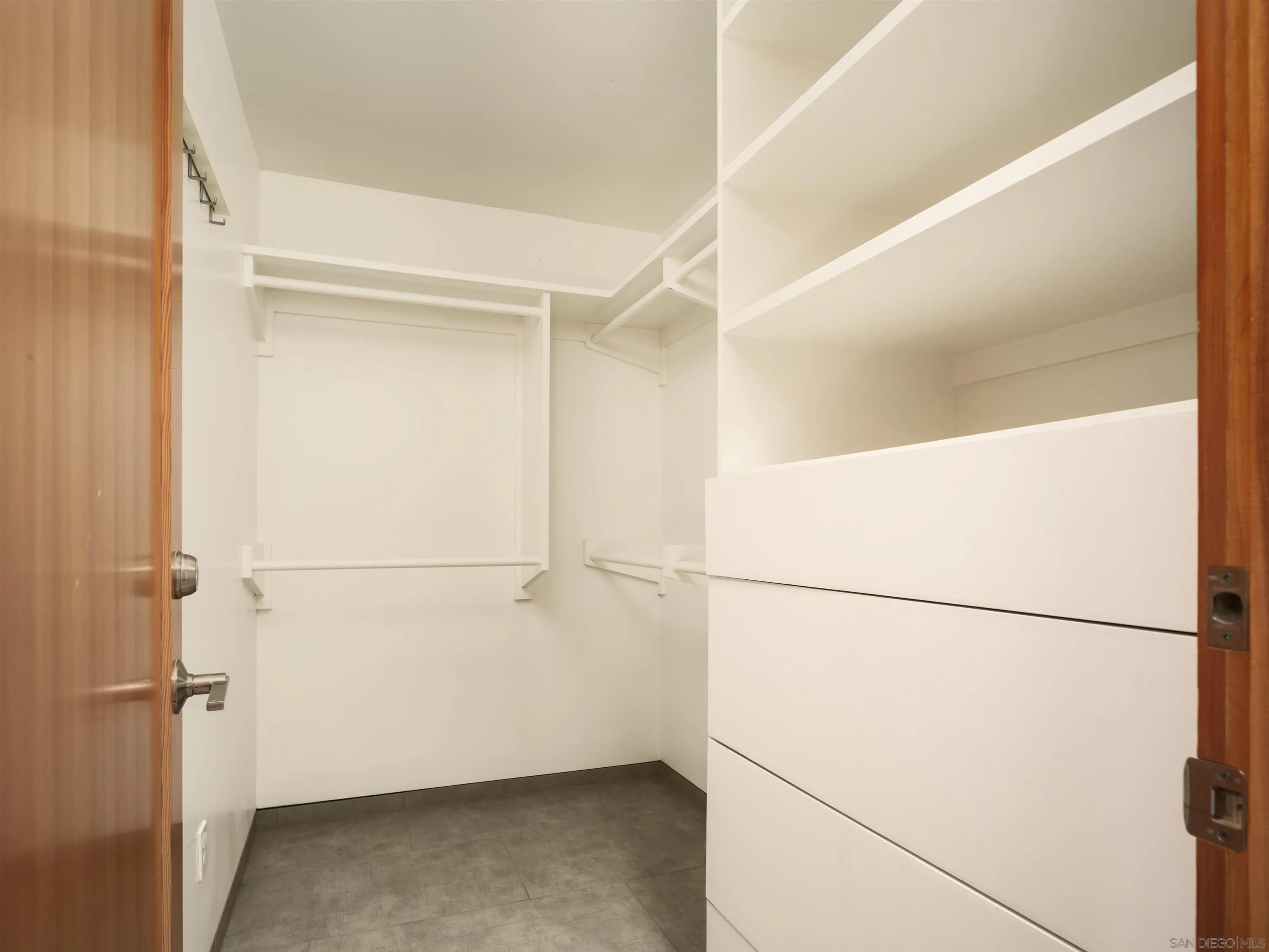 https://cdn.realtyfeed.com/cdn/127/260010133/b8774aa6a2df5b2672dbe8c130b951c7.webp