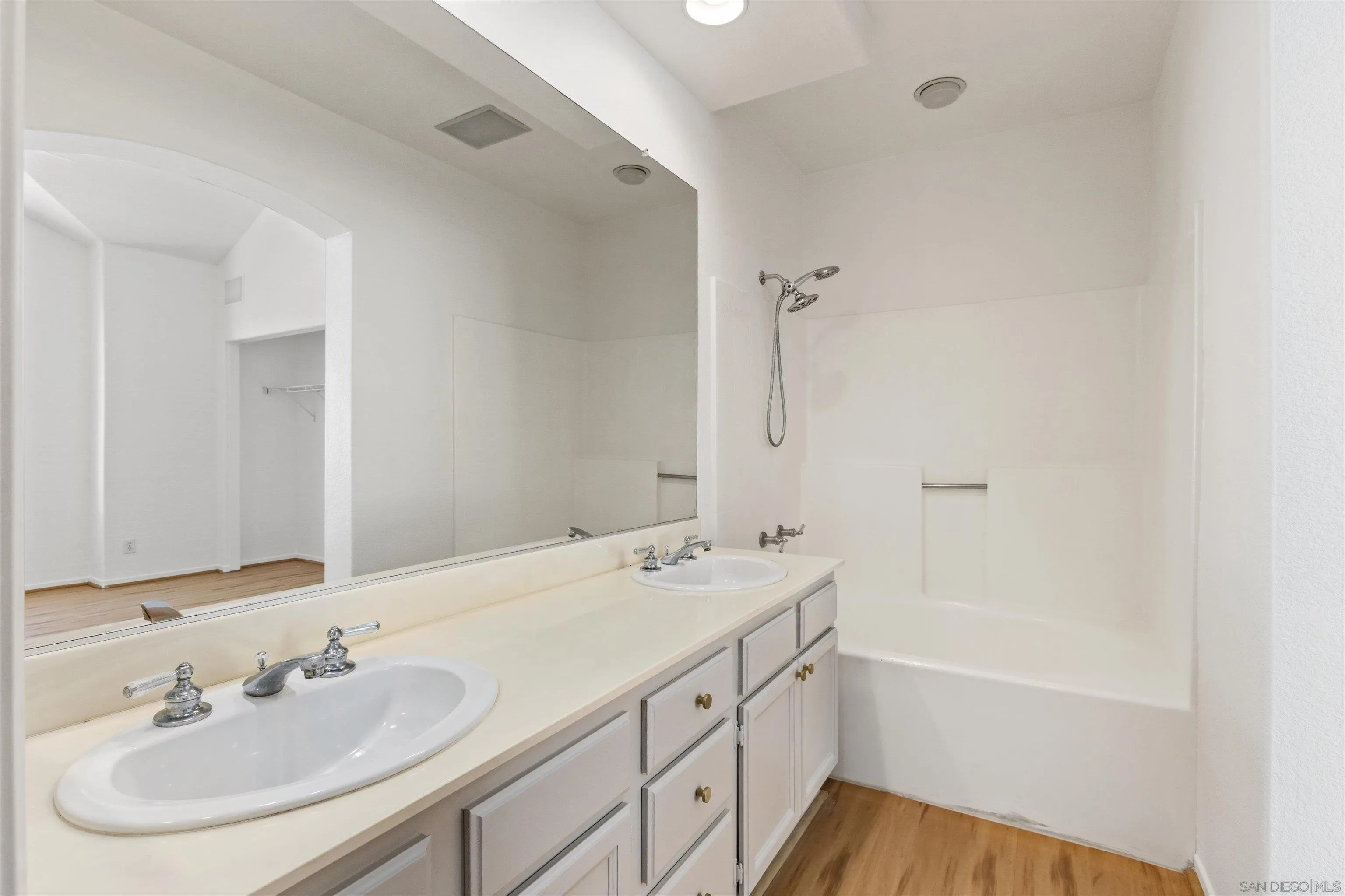 Photo #15: 260010136 Listing: Photo #15