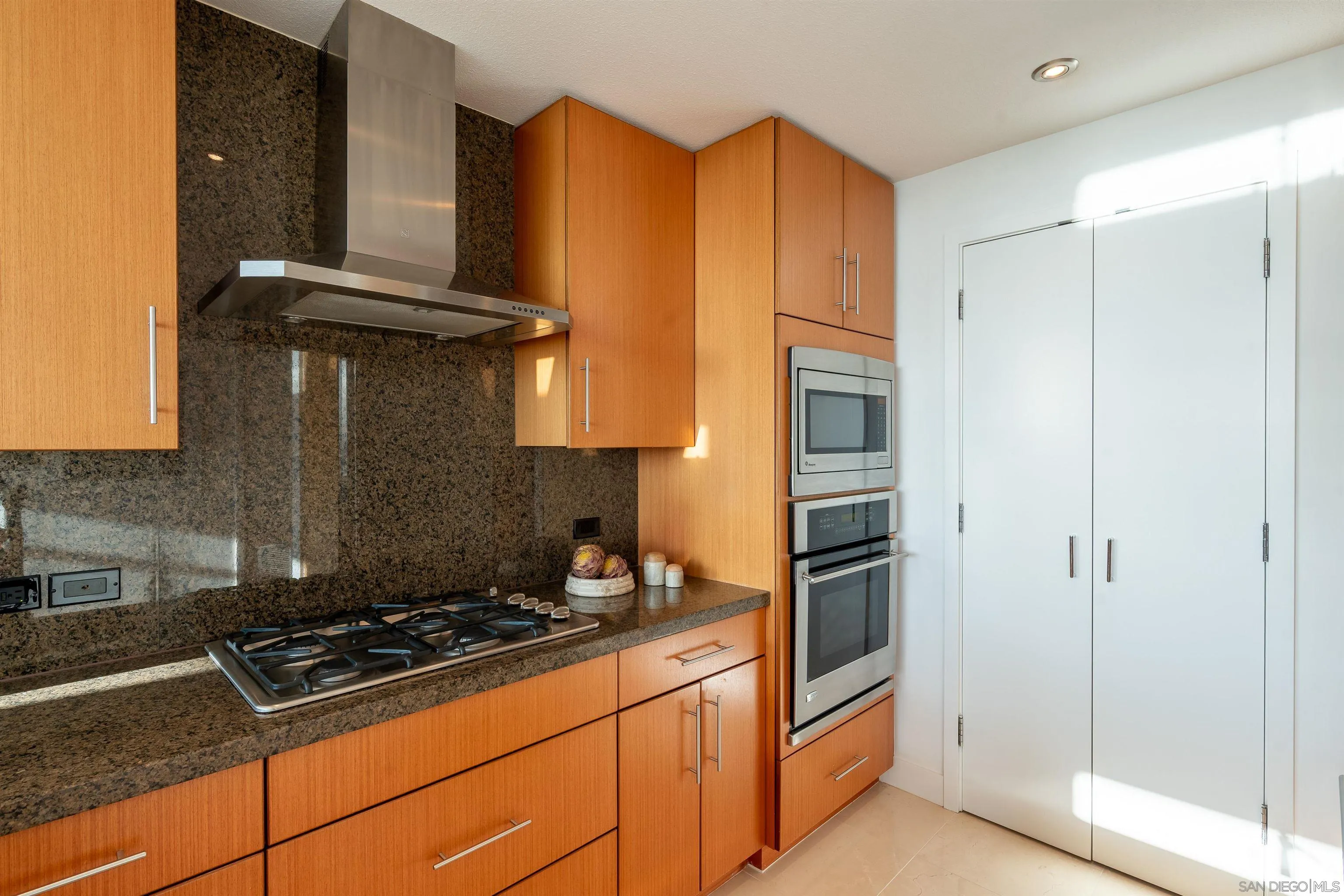 Photo #8: 260010150 Listing: Photo #8