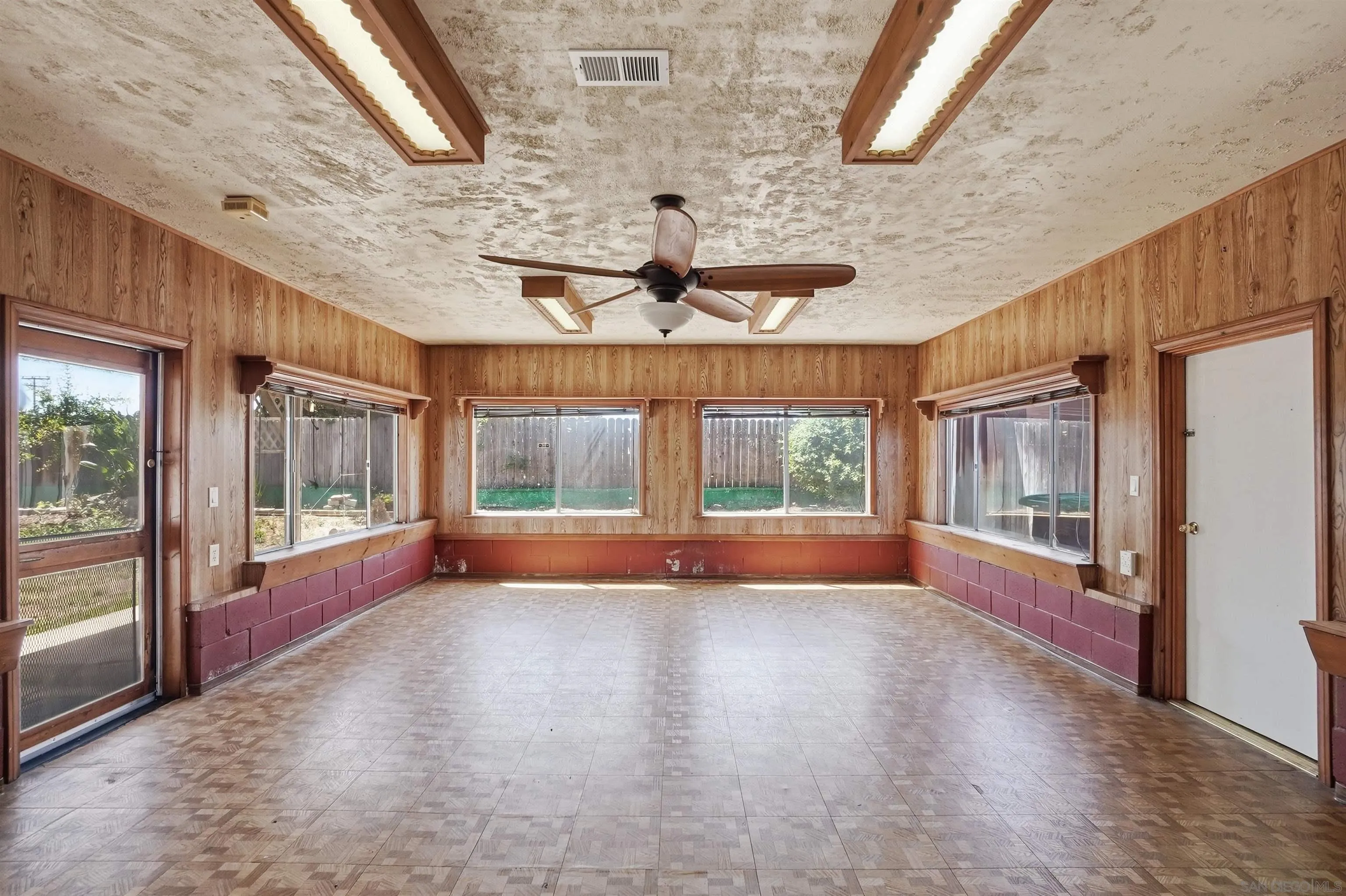 https://cdn.realtyfeed.com/cdn/127/260010166/a46e9312350b483e1b8485f9253df561.webp