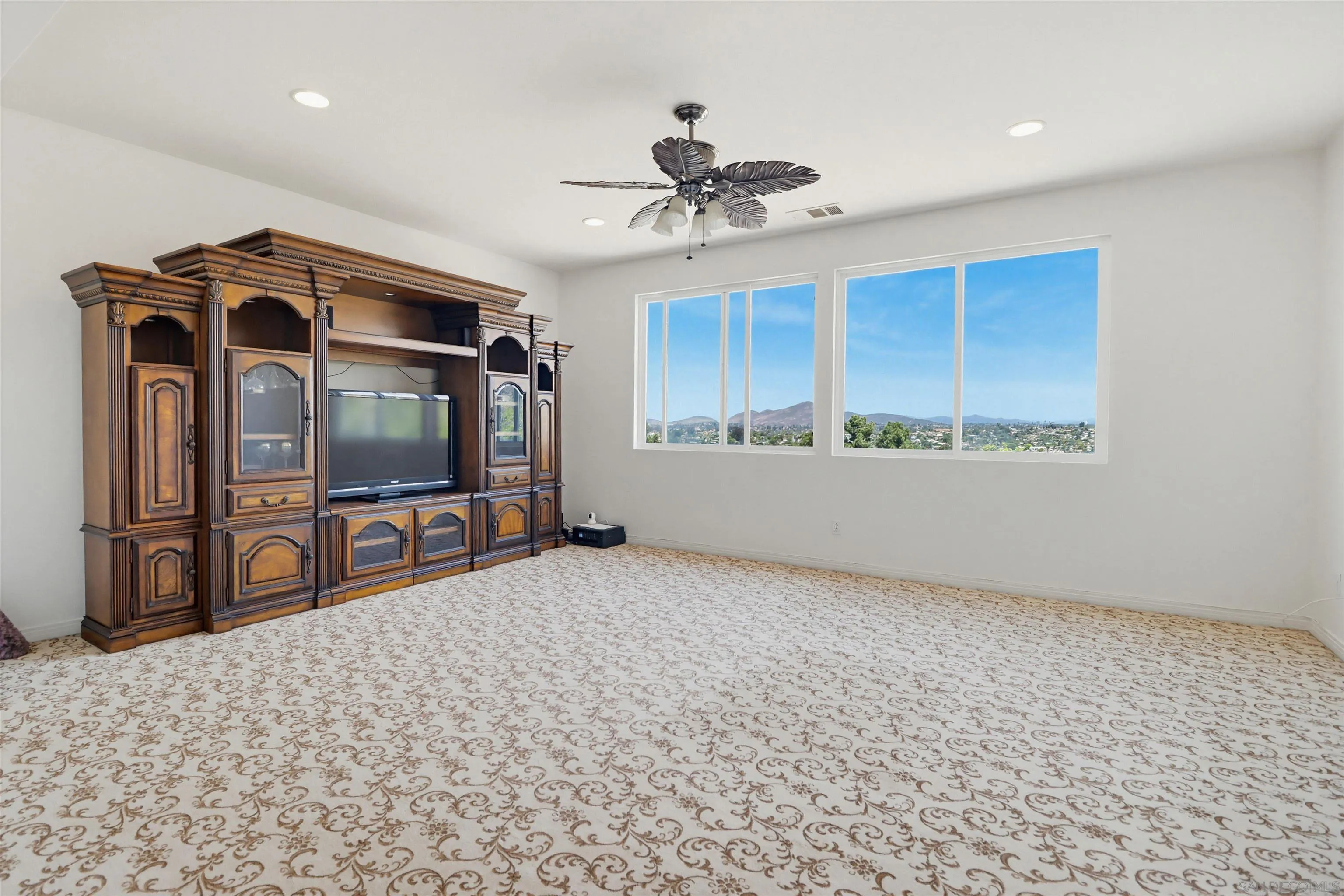 https://cdn.realtyfeed.com/cdn/127/260010170/8d16e9a7268c86c310becca1e6912635.webp