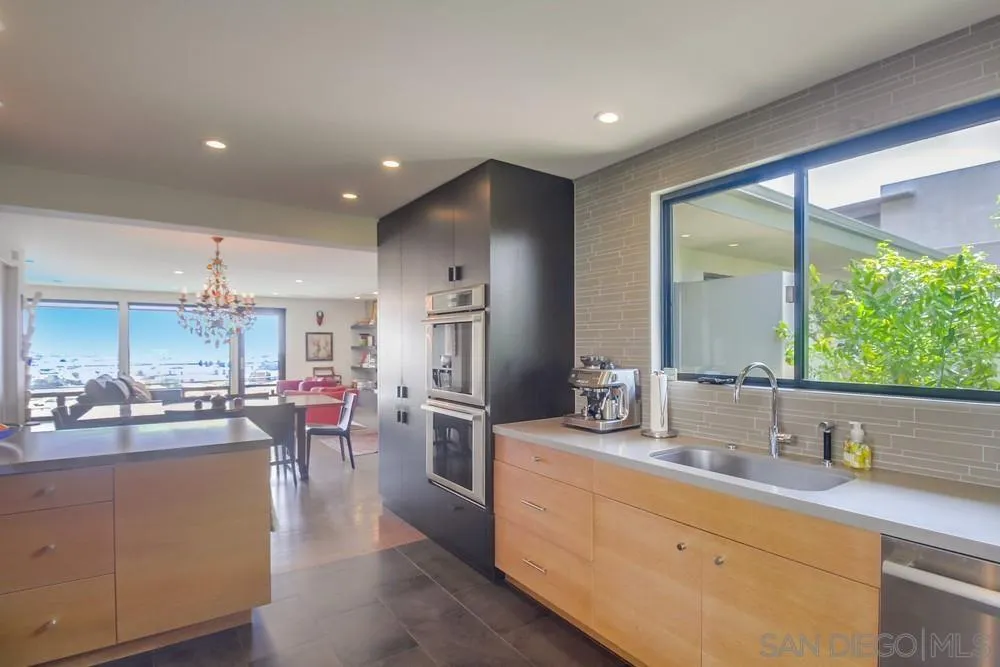 https://cdn.realtyfeed.com/cdn/127/260010184/f17bff2edf5e8125c3cc4283c187f011.webp