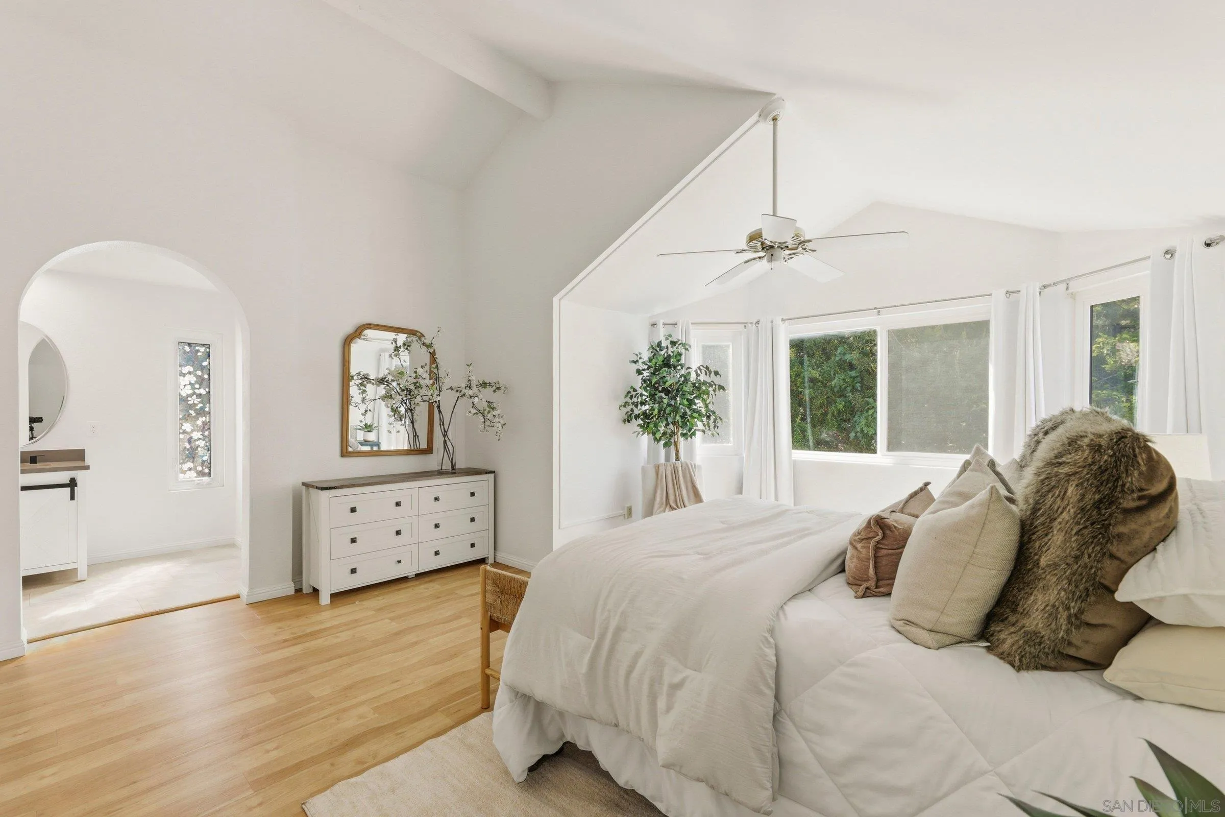 https://cdn.realtyfeed.com/cdn/127/260010191/6e18bb5251ed65bd865ec5230df944ae.webp