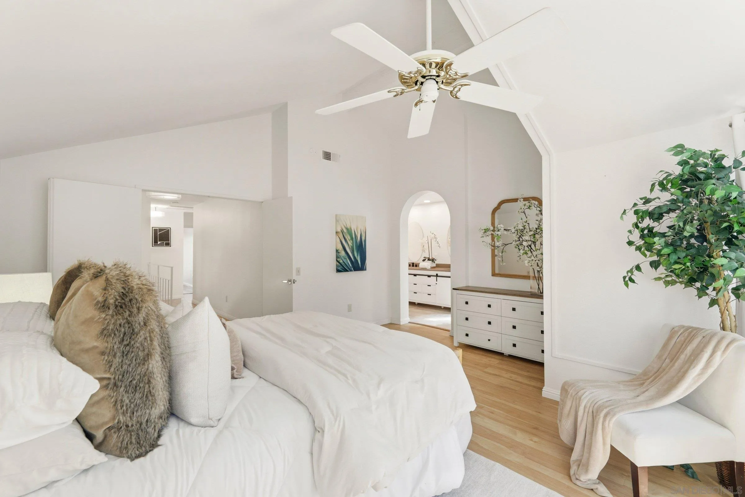 https://cdn.realtyfeed.com/cdn/127/260010191/7a3d0773d18e21344cf20f2542b739a1.webp