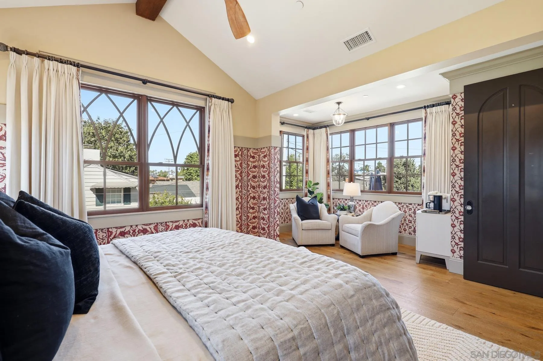 https://cdn.realtyfeed.com/cdn/127/260010199/2b88c245b90eb963f17bf8dd09aab350.webp