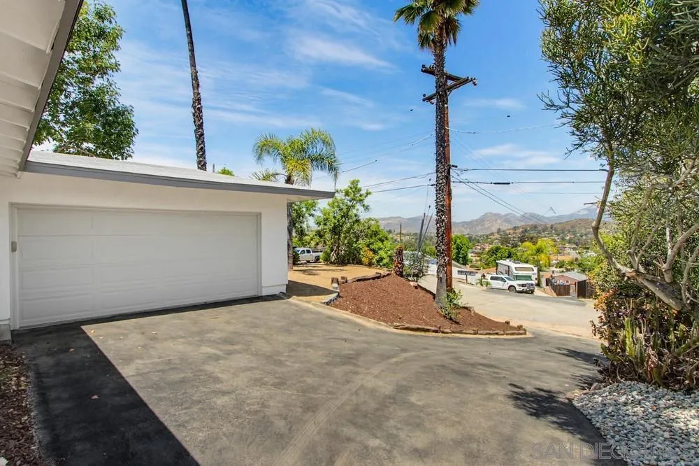 https://cdn.realtyfeed.com/cdn/127/260010204/90ea8d8f6cac558c9113f7bdbdbaeb60.webp