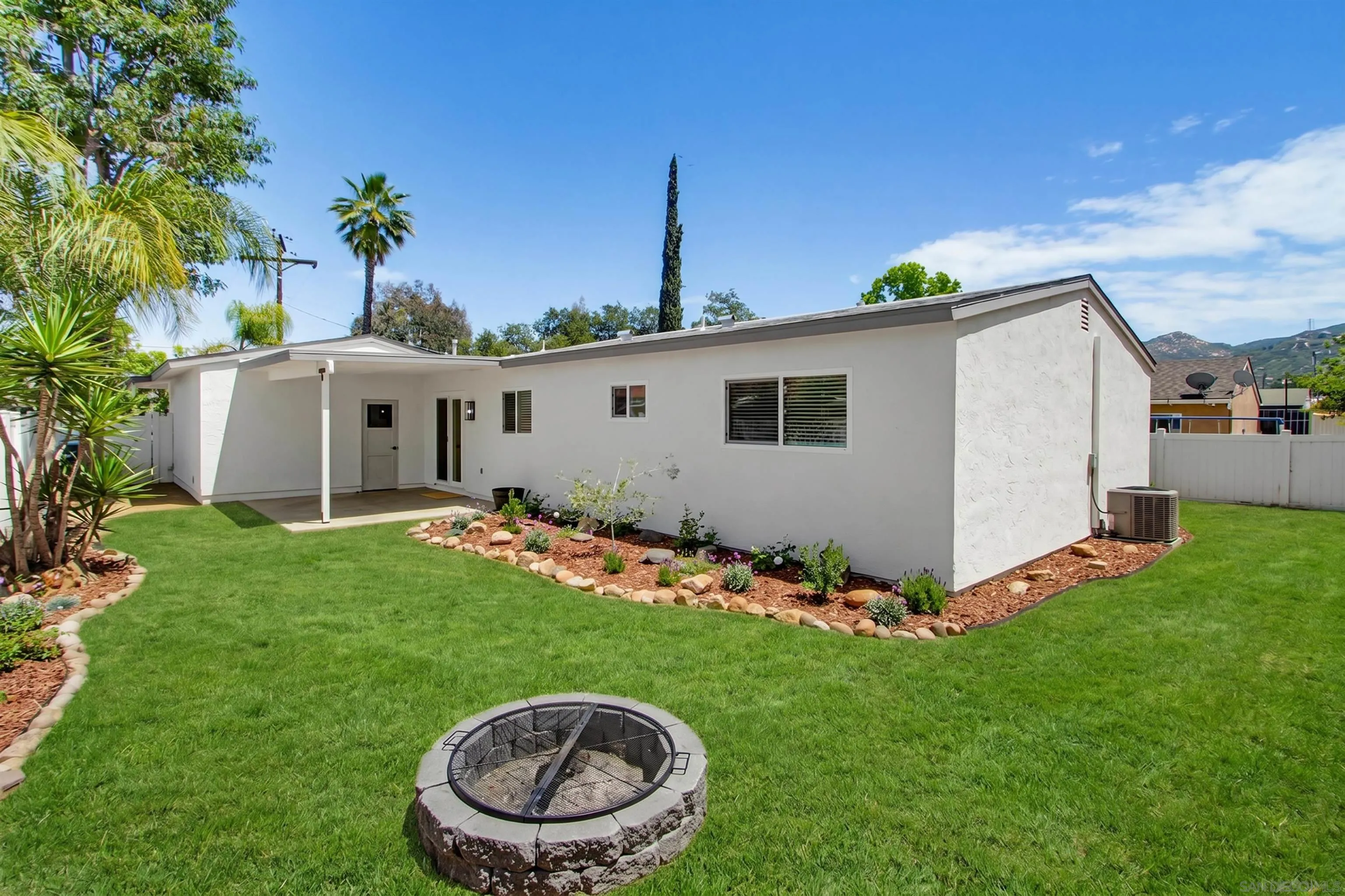 https://cdn.realtyfeed.com/cdn/127/260010204/b735d5bedee942377188217594fdd25e.webp