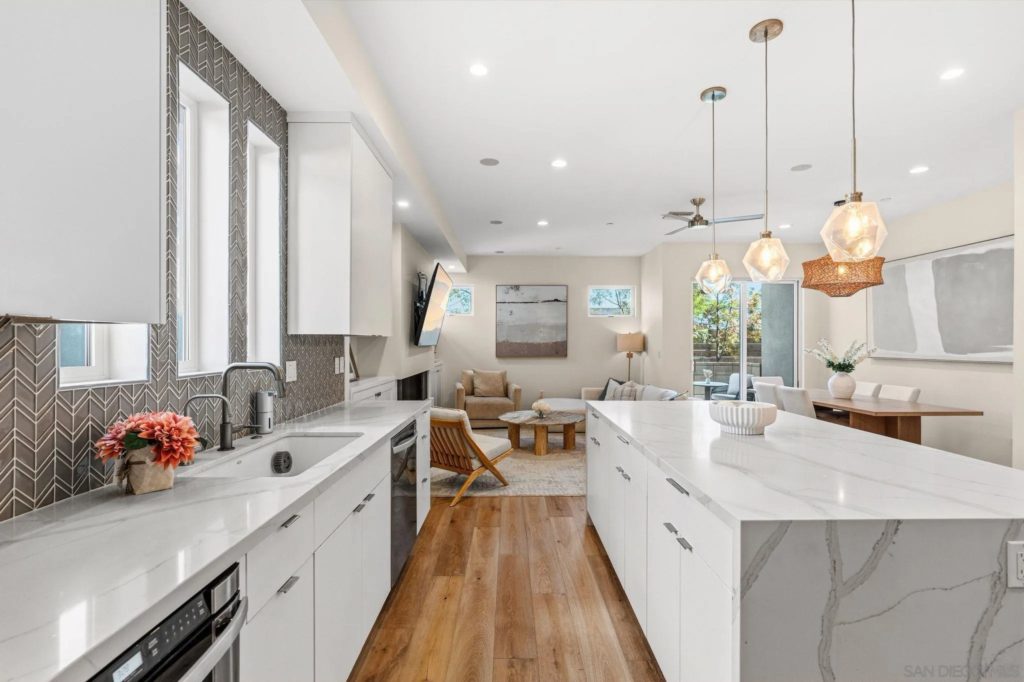 https://cdn.realtyfeed.com/cdn/127/260010211/01cb64c6d62cf0c9104cbdd77c8d0381.webp