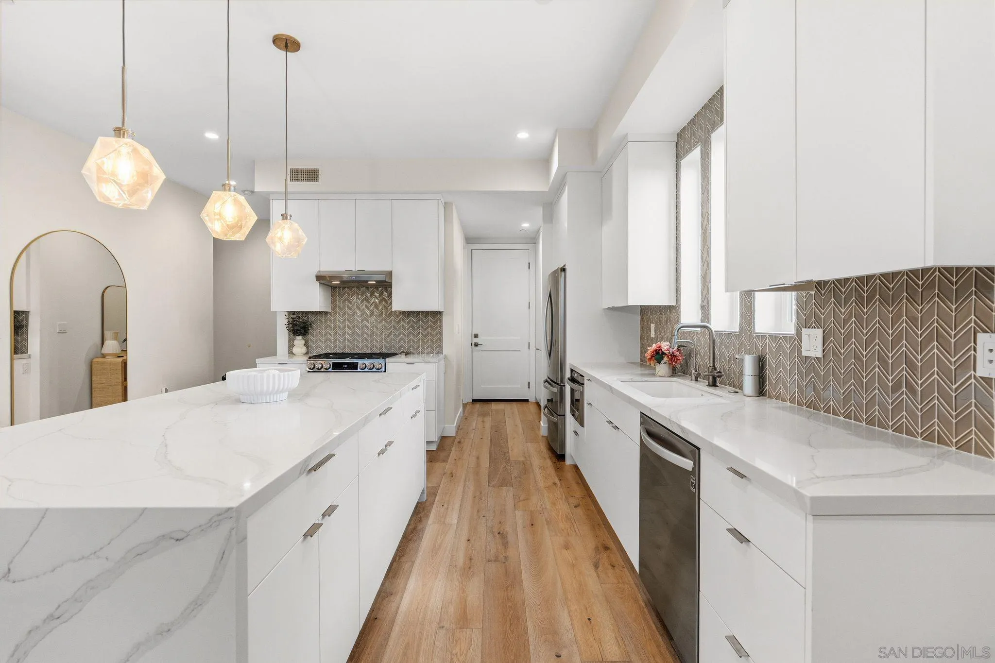 https://cdn.realtyfeed.com/cdn/127/260010211/18b654157418d261309a244a02f71395.webp