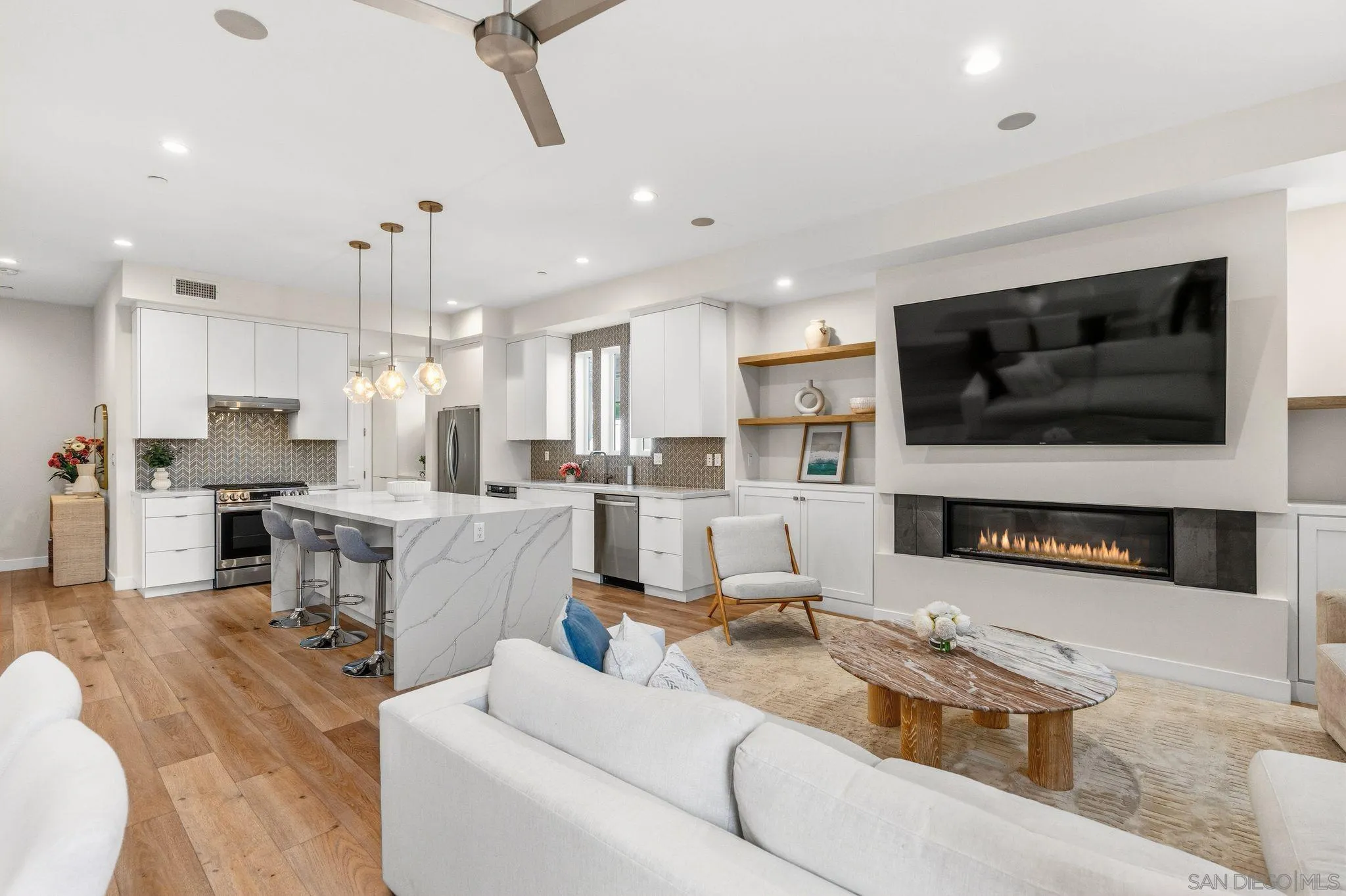 https://cdn.realtyfeed.com/cdn/127/260010211/725c443331aa870fbd81a5271a17a3b2.webp