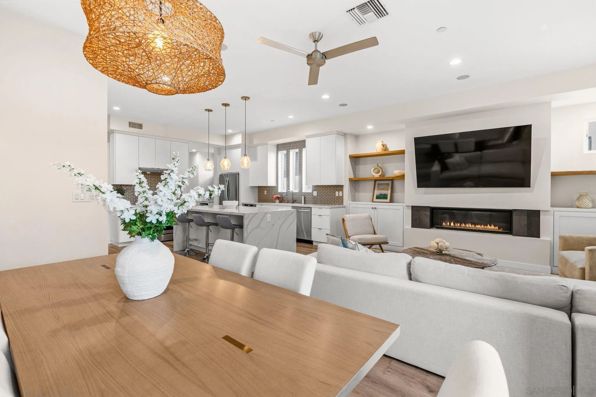 https://cdn.realtyfeed.com/cdn/127/260010211/812c307128877ab58b11ce5853ad94dd.webp
