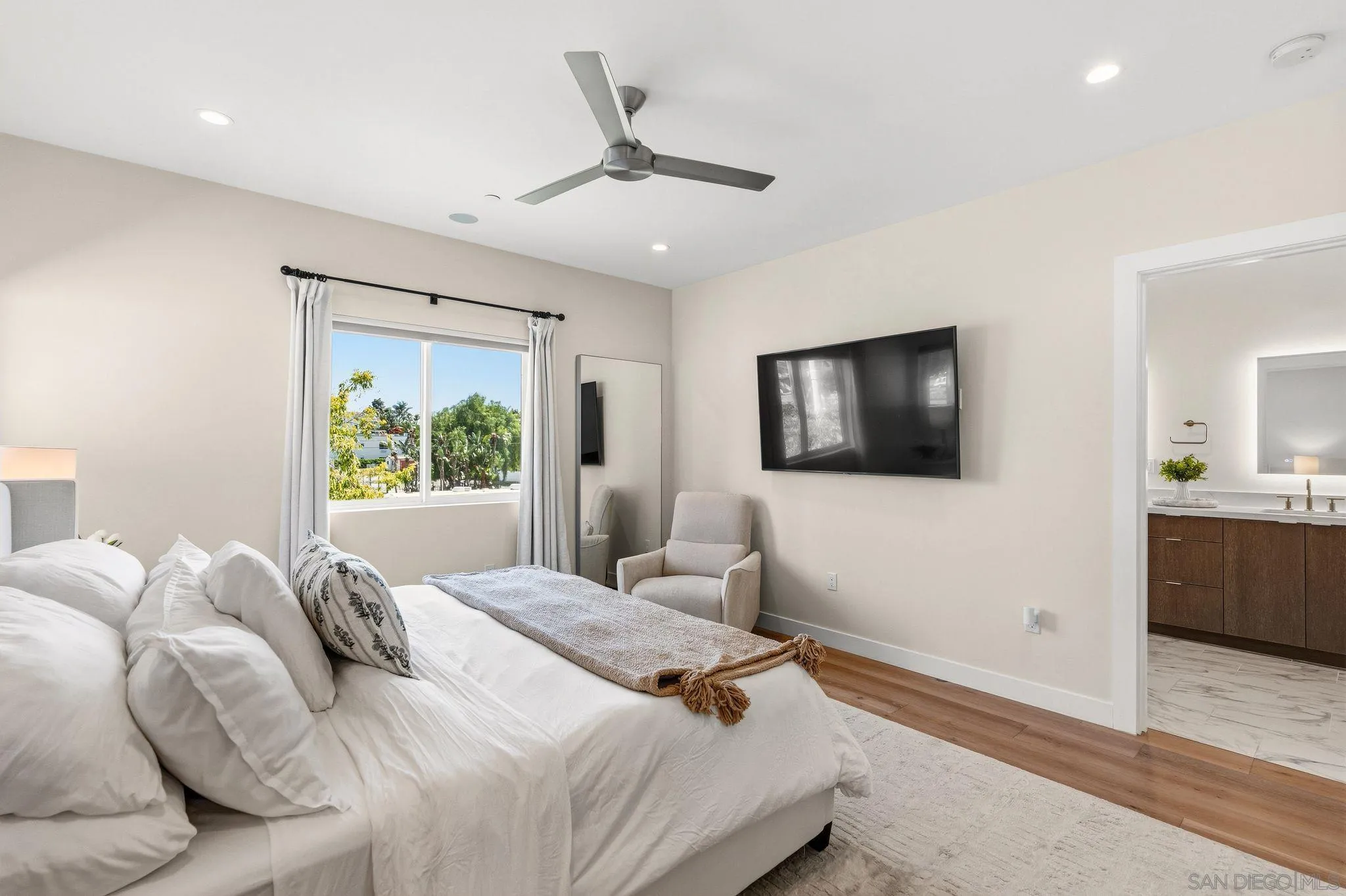 https://cdn.realtyfeed.com/cdn/127/260010211/b6502f161626d8770b67394f69be6ffc.webp