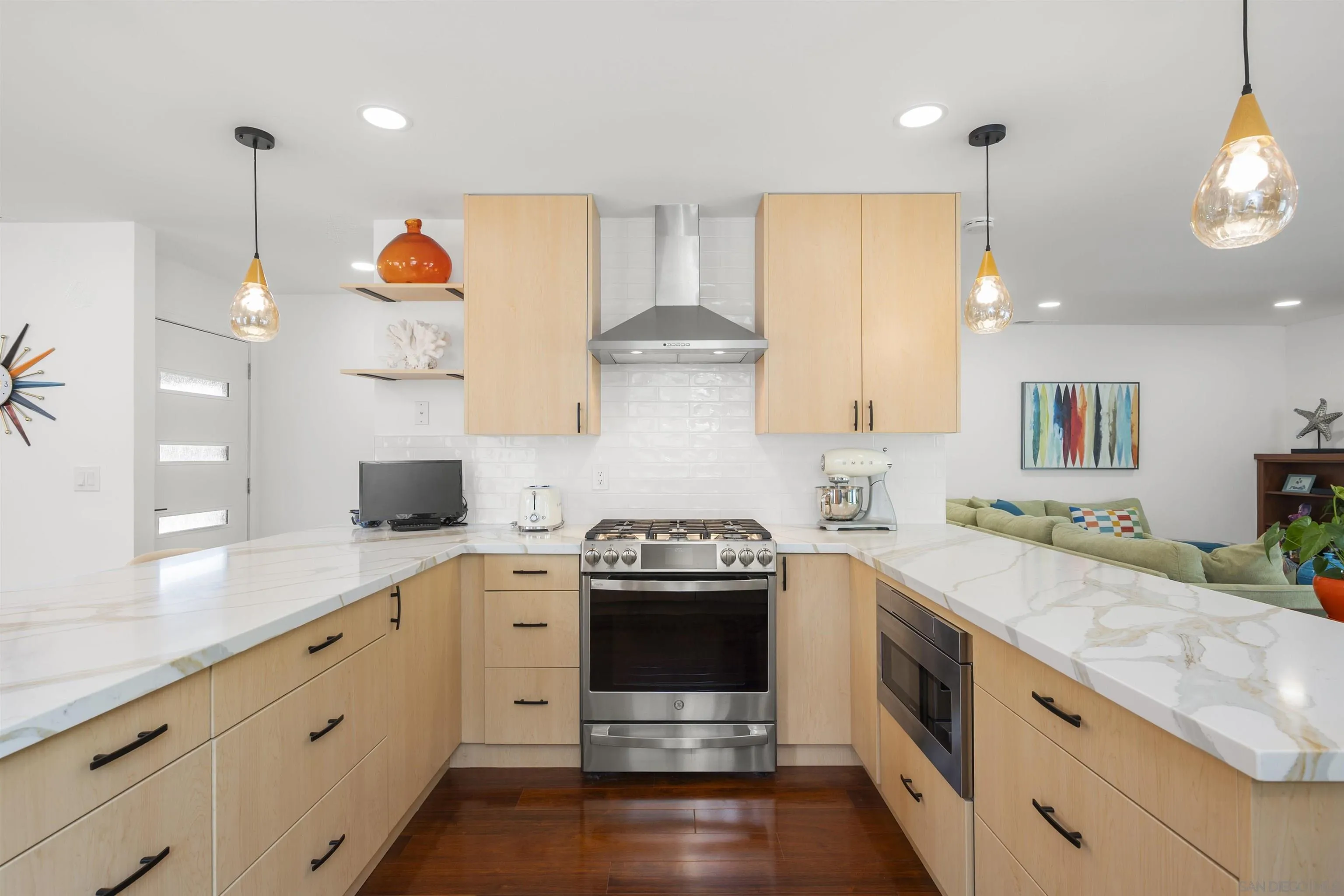 https://cdn.realtyfeed.com/cdn/127/260010212/f55ef661229062637bbf7d543ff4decc.webp