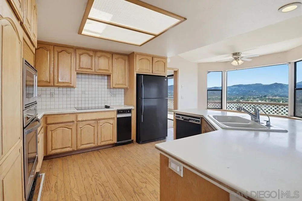 https://cdn.realtyfeed.com/cdn/127/260010214/e5e005c0d9ca49679365e9f16449b049.webp