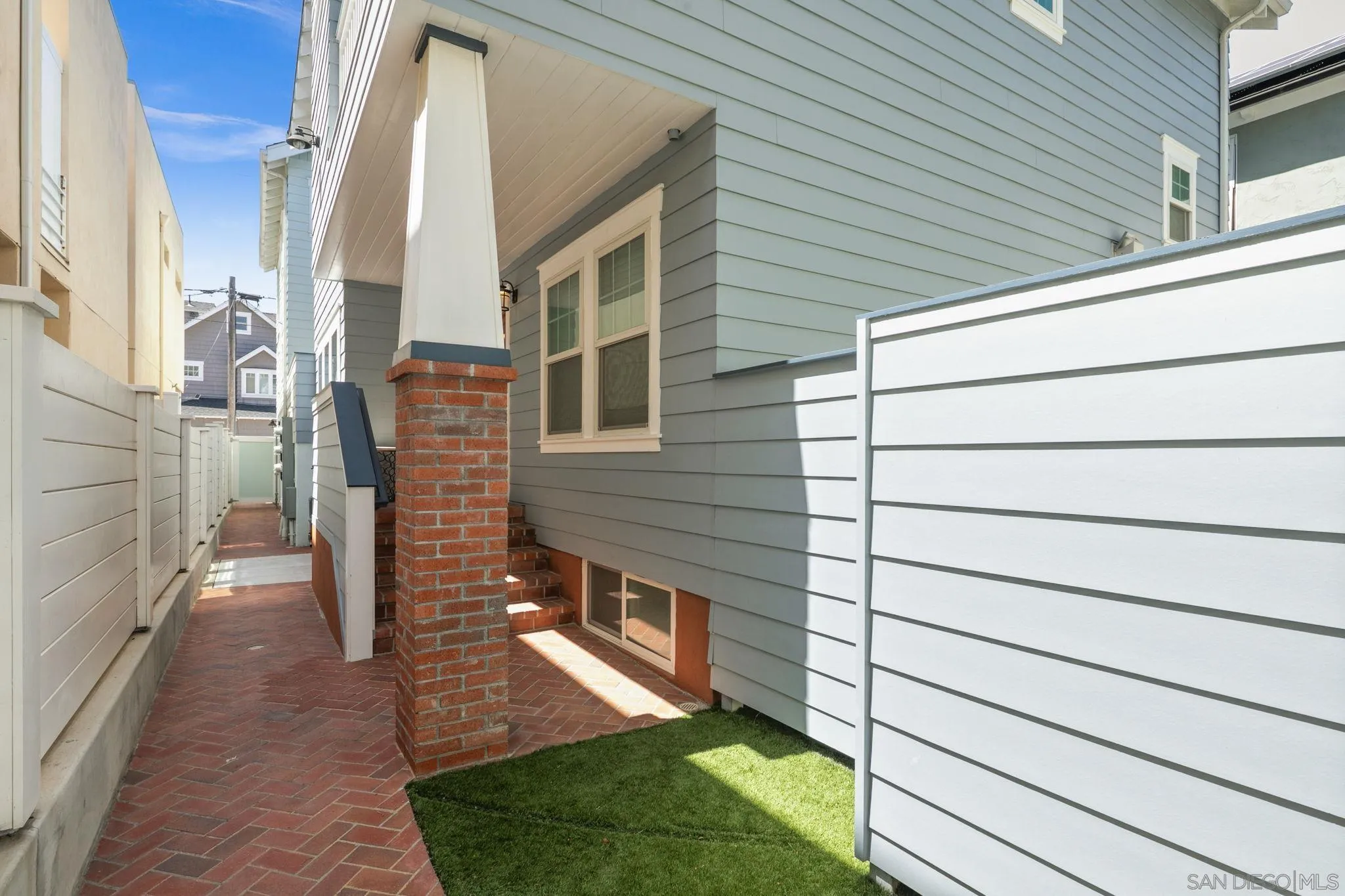 814 F Avenue