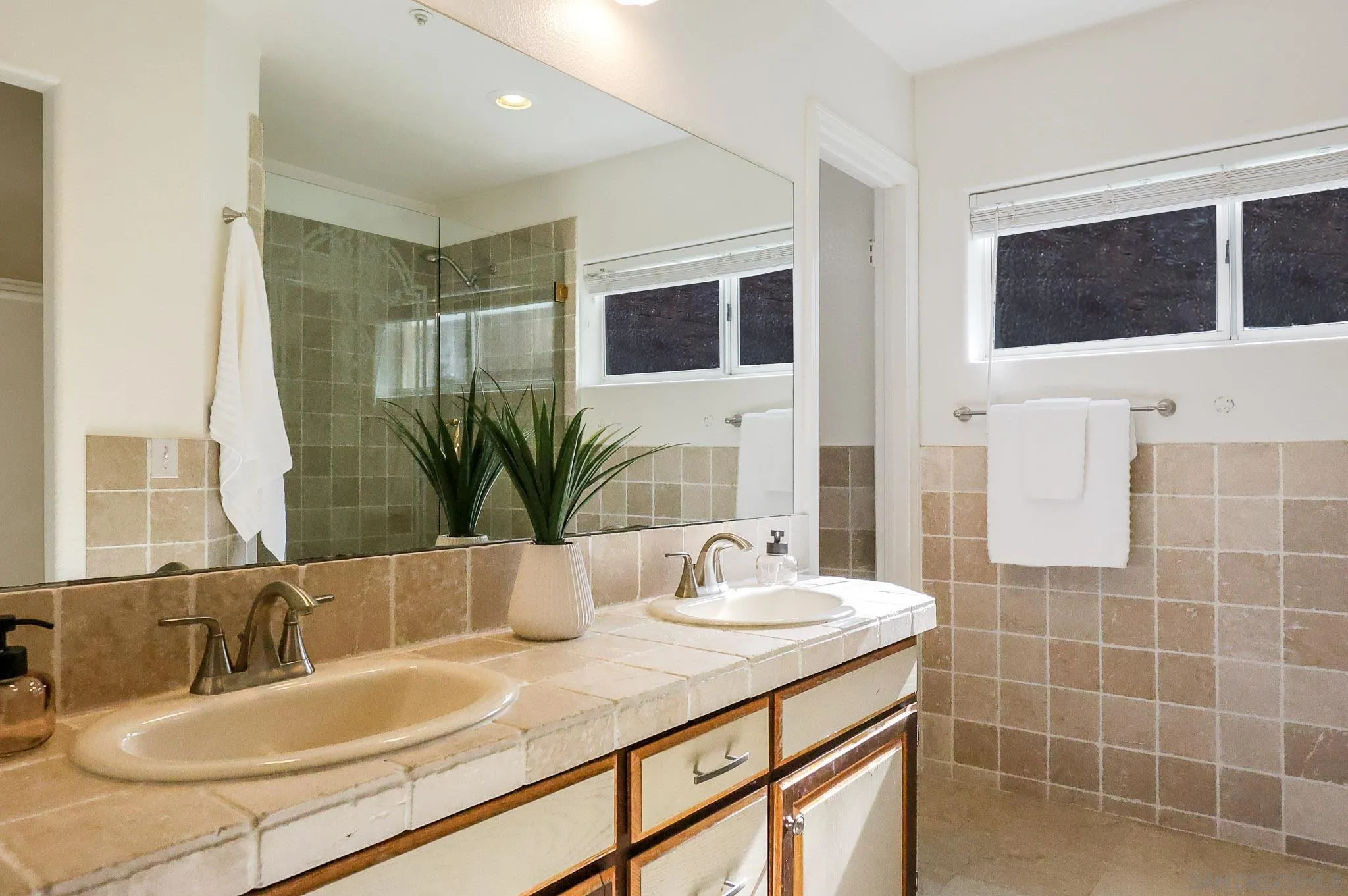 https://cdn.realtyfeed.com/cdn/127/260010221/09ef38cb7433d9cc86686b97187ff3bf.webp