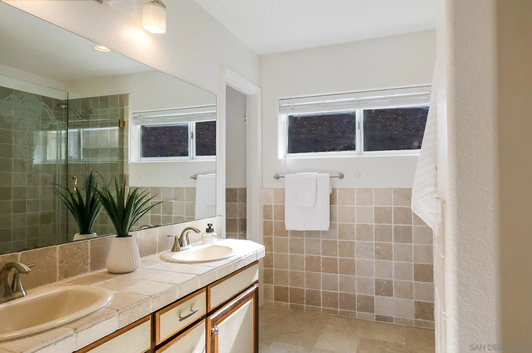 https://cdn.realtyfeed.com/cdn/127/260010221/737cd8ee5a9eef940cce3667fa2162a5.webp