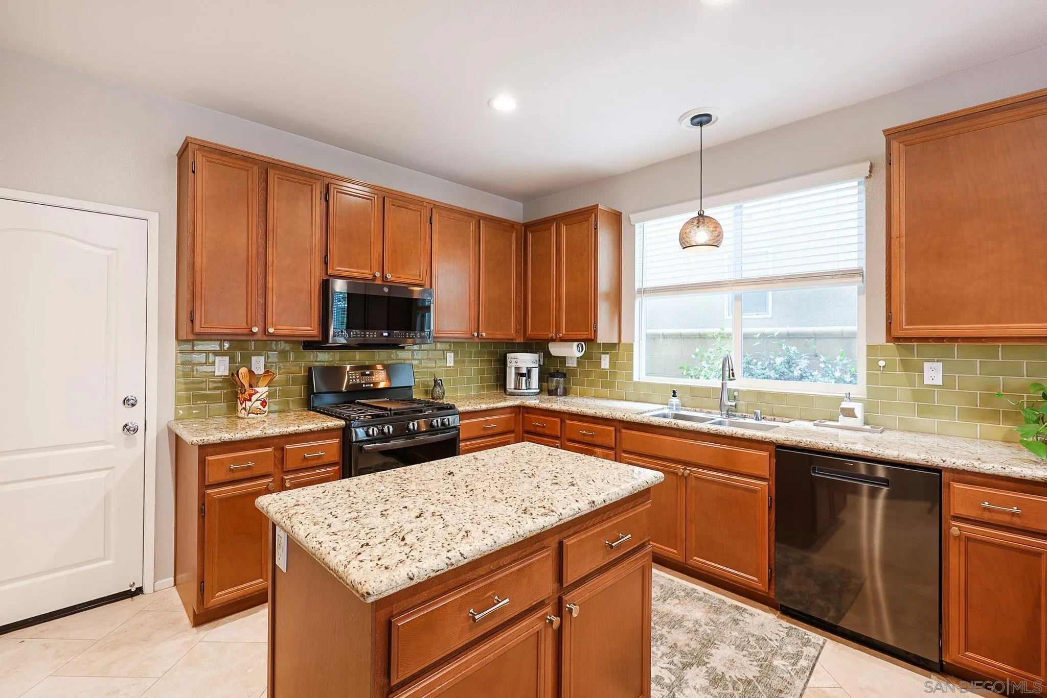 https://cdn.realtyfeed.com/cdn/127/260010225/c22039c791aca5c440f2fff6a4fcb561.webp