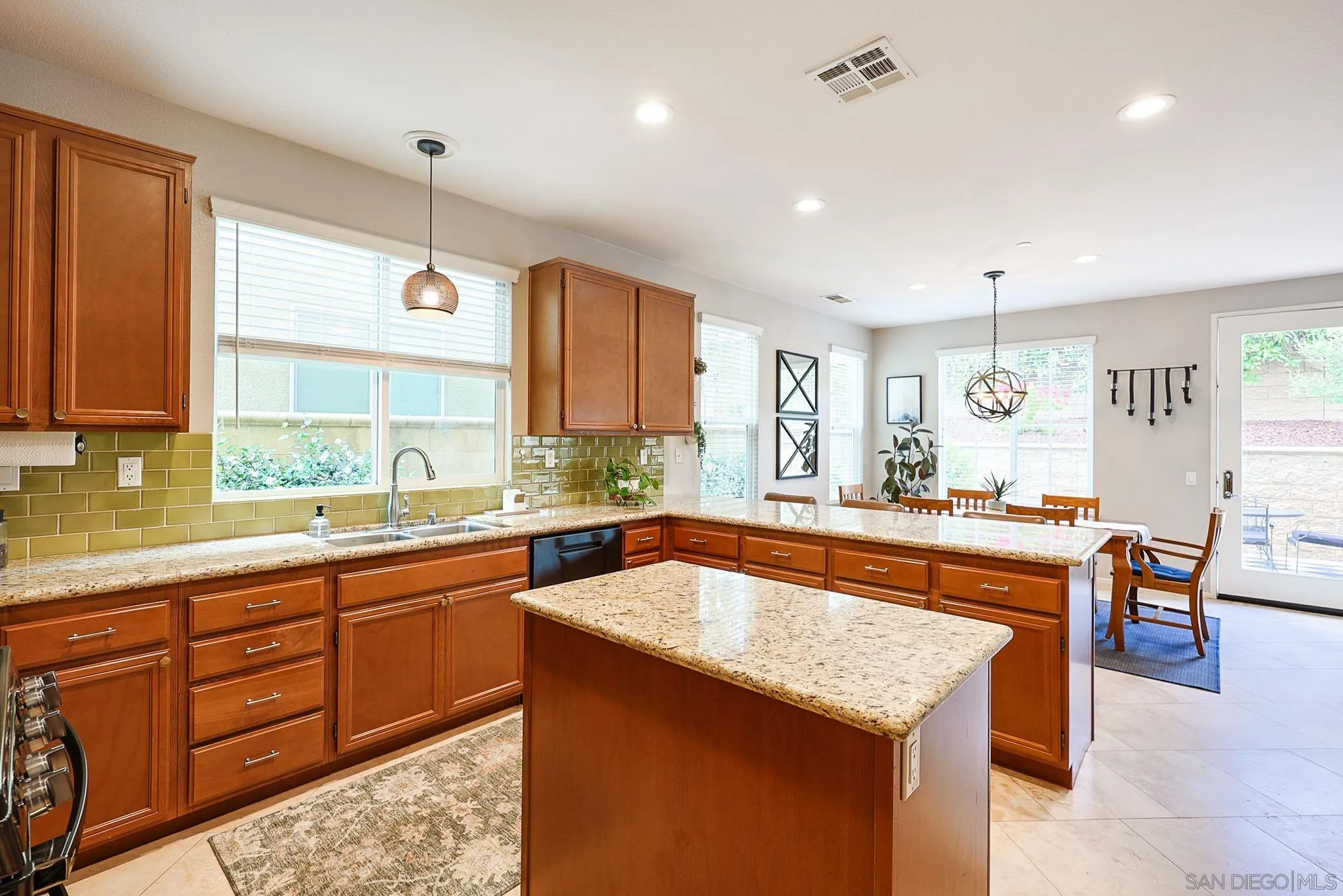 https://cdn.realtyfeed.com/cdn/127/260010225/e6ddc1f6d1434b70f44cbbf35834d938.webp