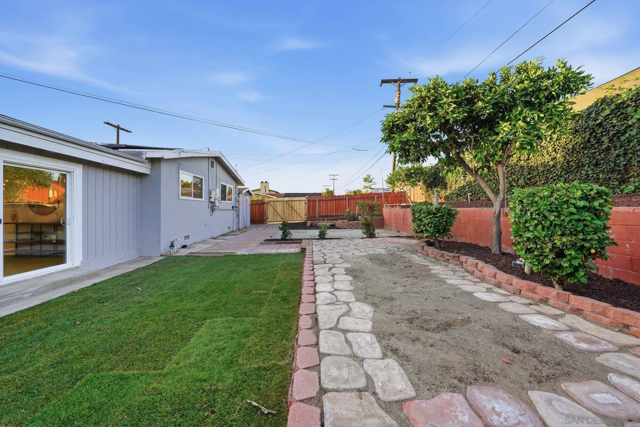 https://cdn.realtyfeed.com/cdn/127/260010229/68f7458b8ae4011aa98014cd864c443c.webp
