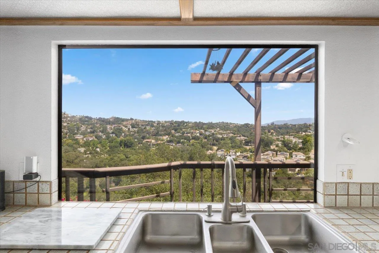 https://cdn.realtyfeed.com/cdn/127/260010232/7c110e70c289cea8c26cff184679c18c.webp