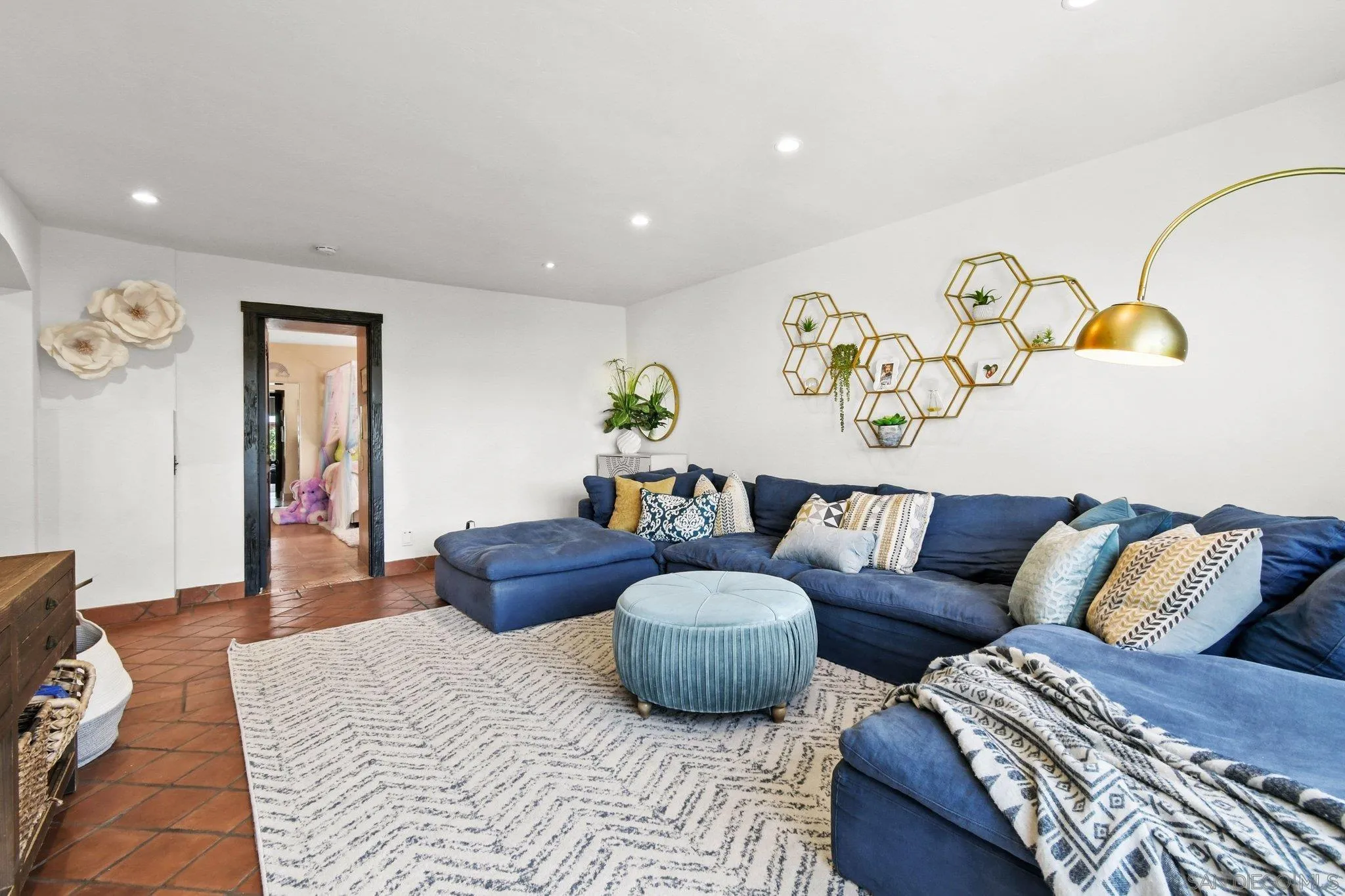 https://cdn.realtyfeed.com/cdn/127/260010233/cb446a9e331738b283f06c8406216117.webp