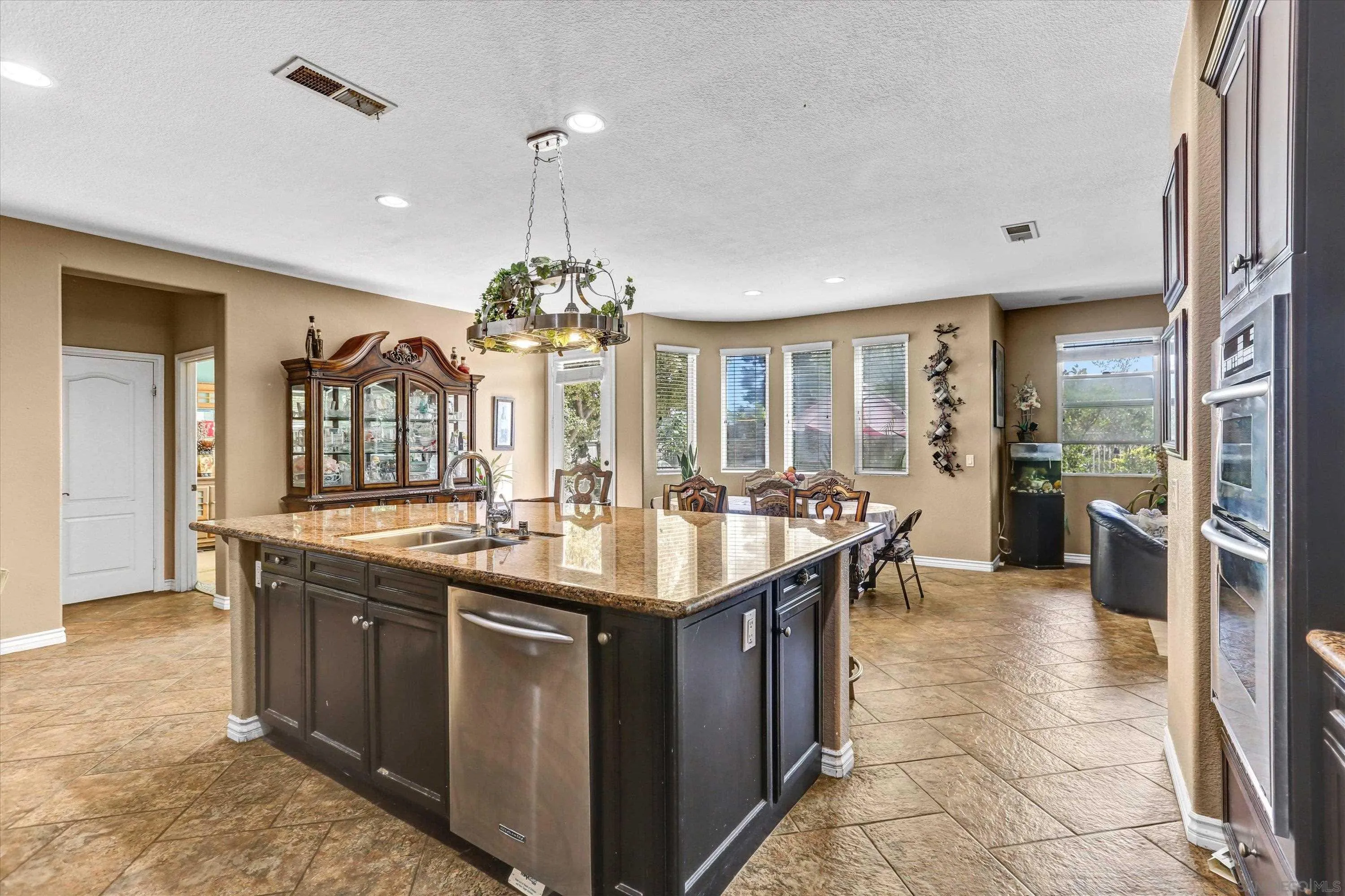 https://cdn.realtyfeed.com/cdn/127/260010240/0c1d7e7236078d4d62f989f6f55ead69.webp
