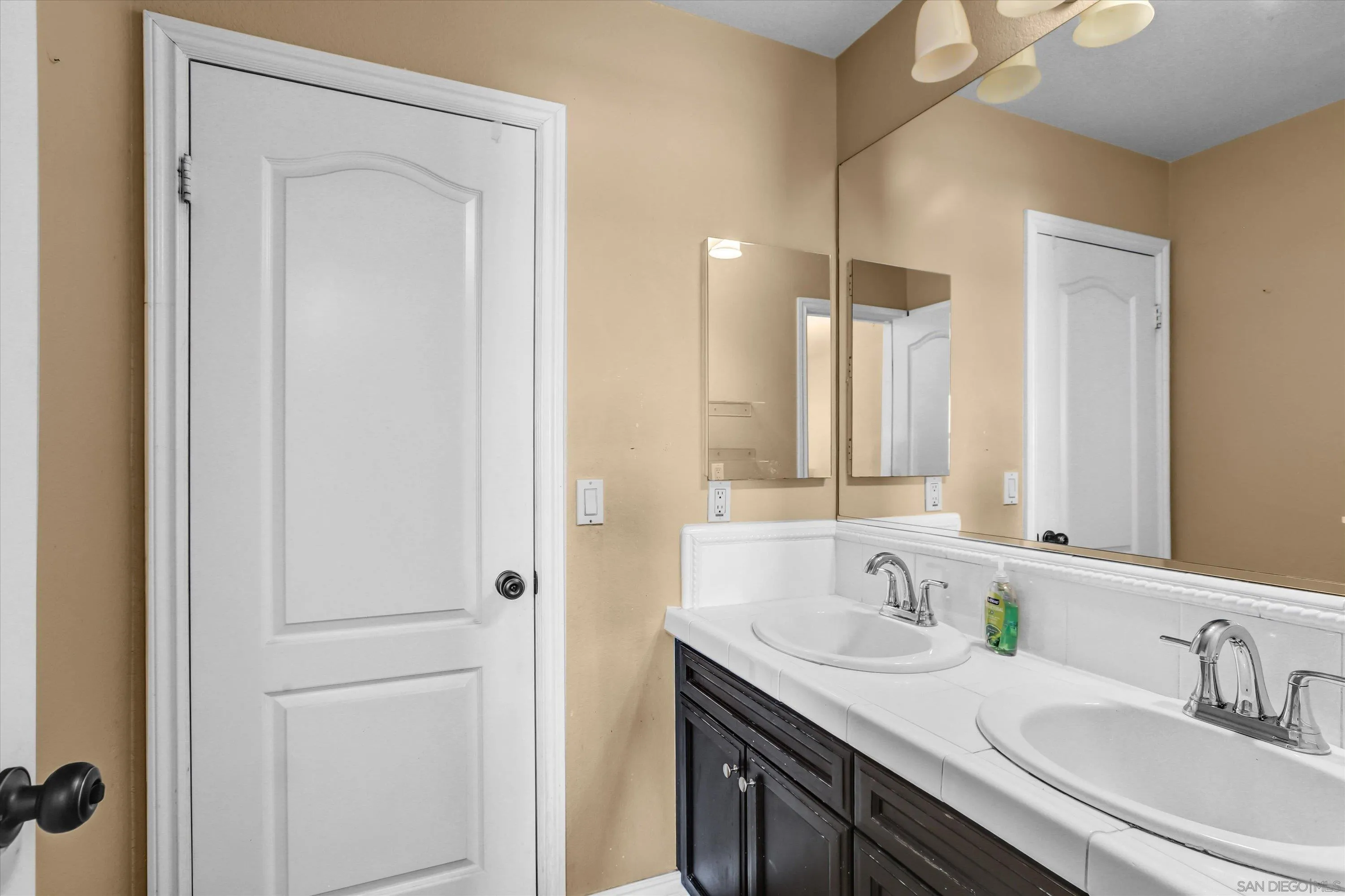 https://cdn.realtyfeed.com/cdn/127/260010240/59be295f5c9f16be857f3c7882c4fe91.webp